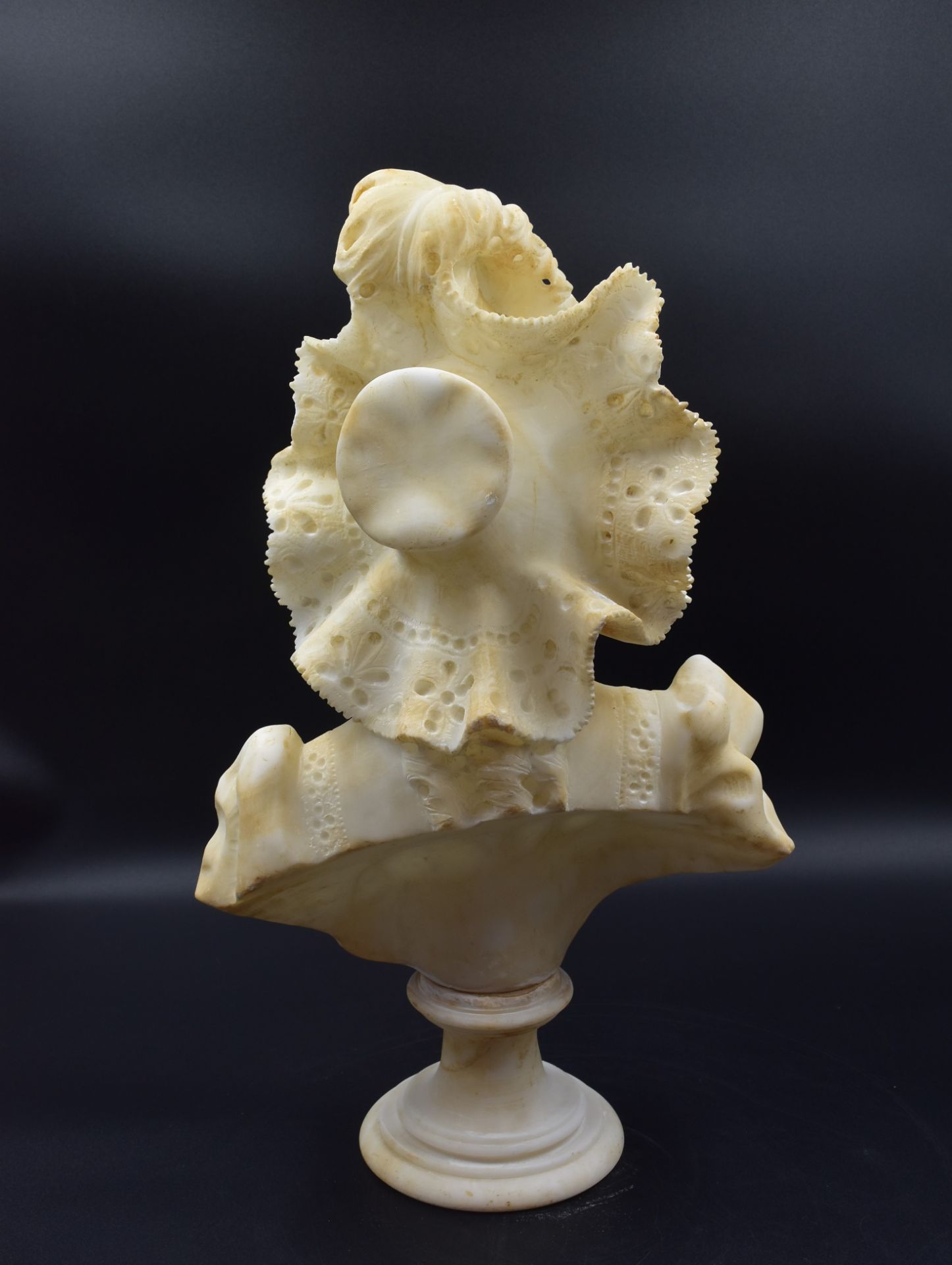 Romantic bust of an elegant woman in alabaster. Beginning of the 20th century in the taste of - Image 2 of 4