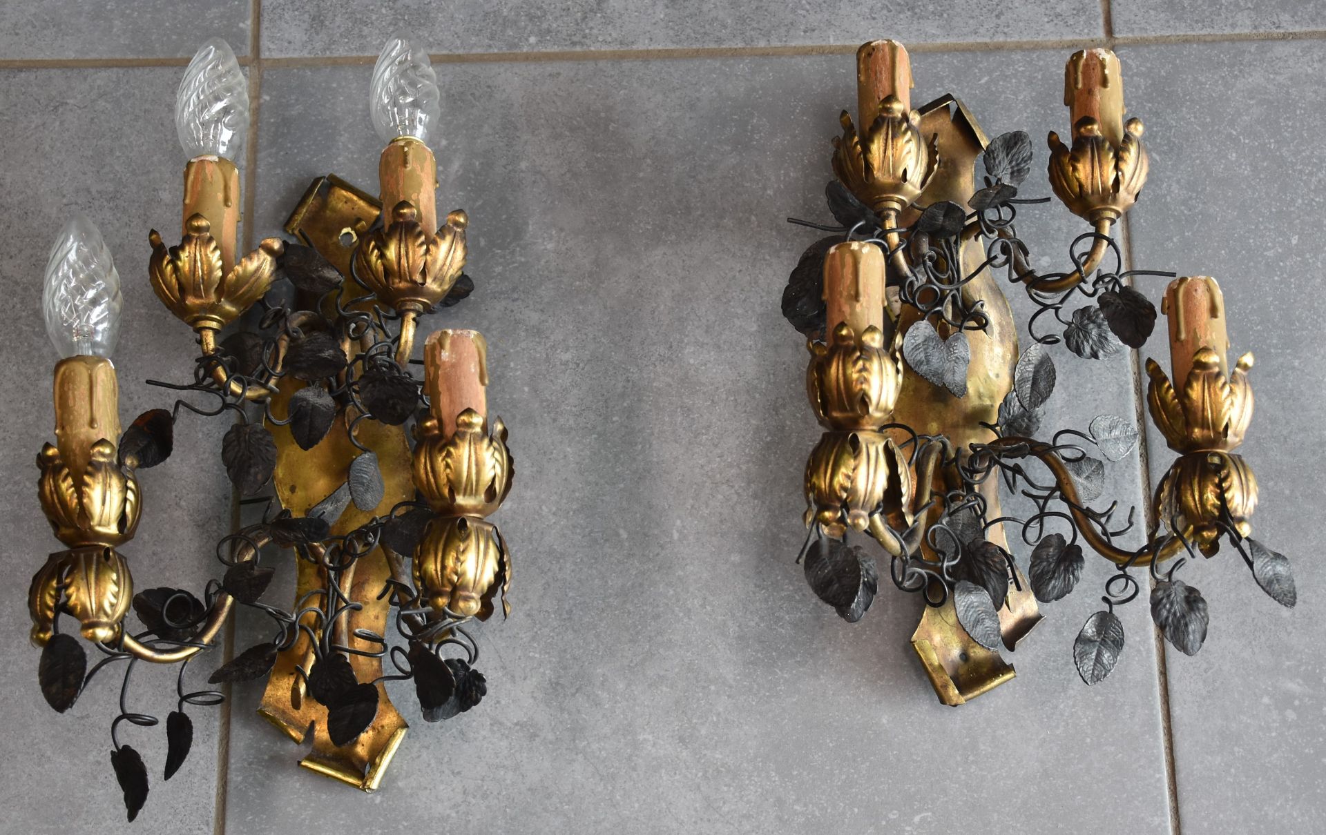 Pair of gilt metal sconces decorated with foliage. Height : 33 cm. - Bild 3 aus 4