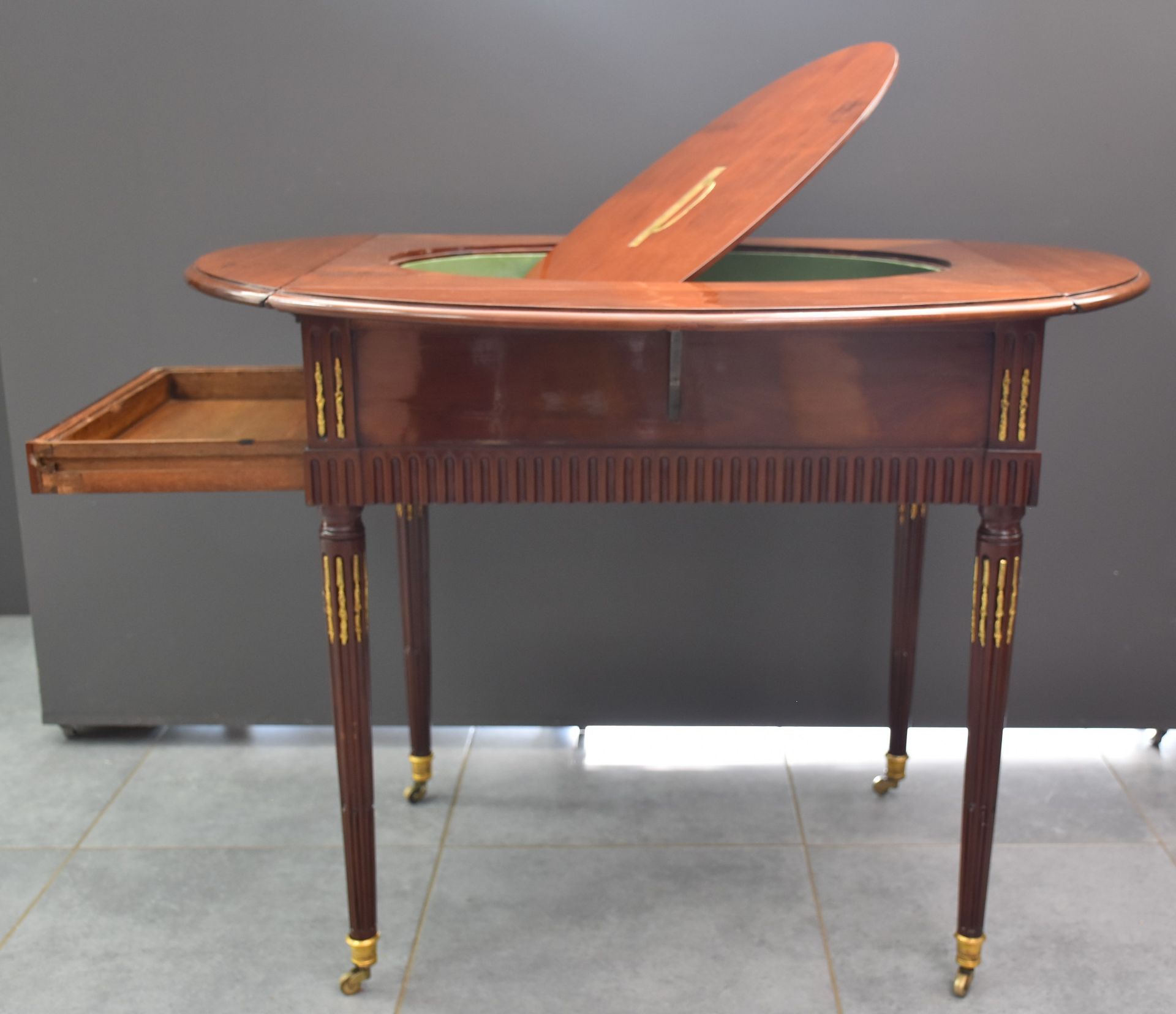 Roger VANDERCRUSE dit LACROIX (1728-1799) and Etienne AVRIL (1748-1791). Rare garden table with - Bild 2 aus 5