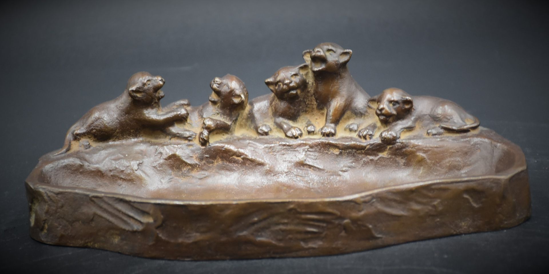 GUANG YONG. Bronze tray decorated with a group of lion cubs. Signed in Chinese. Height : 5 cm.