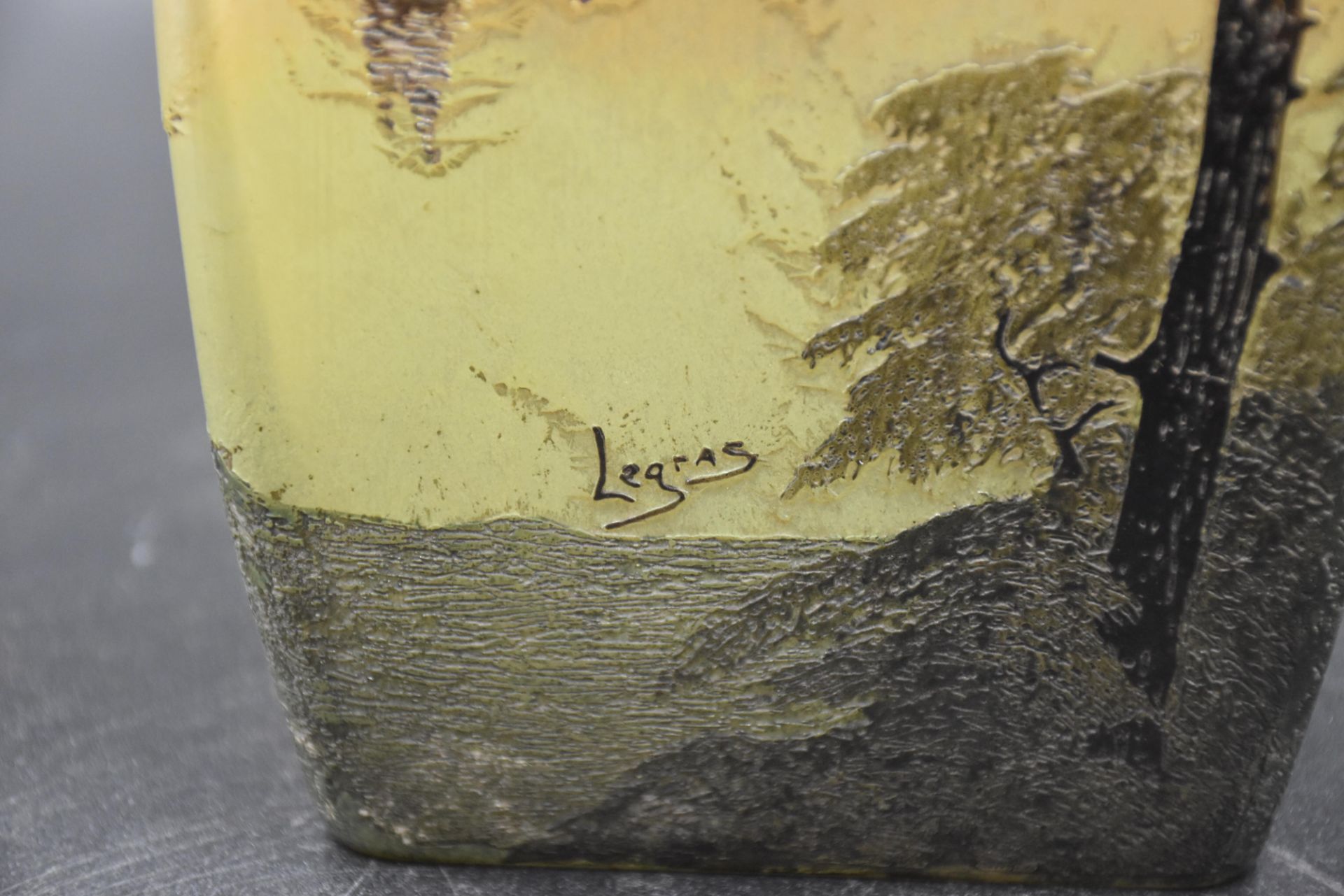 Theodore LEGRAS (1839-1916). A quadrangular vase of lake landscapes, acid-etched. Ht : 30,5 cm. - Bild 4 aus 4