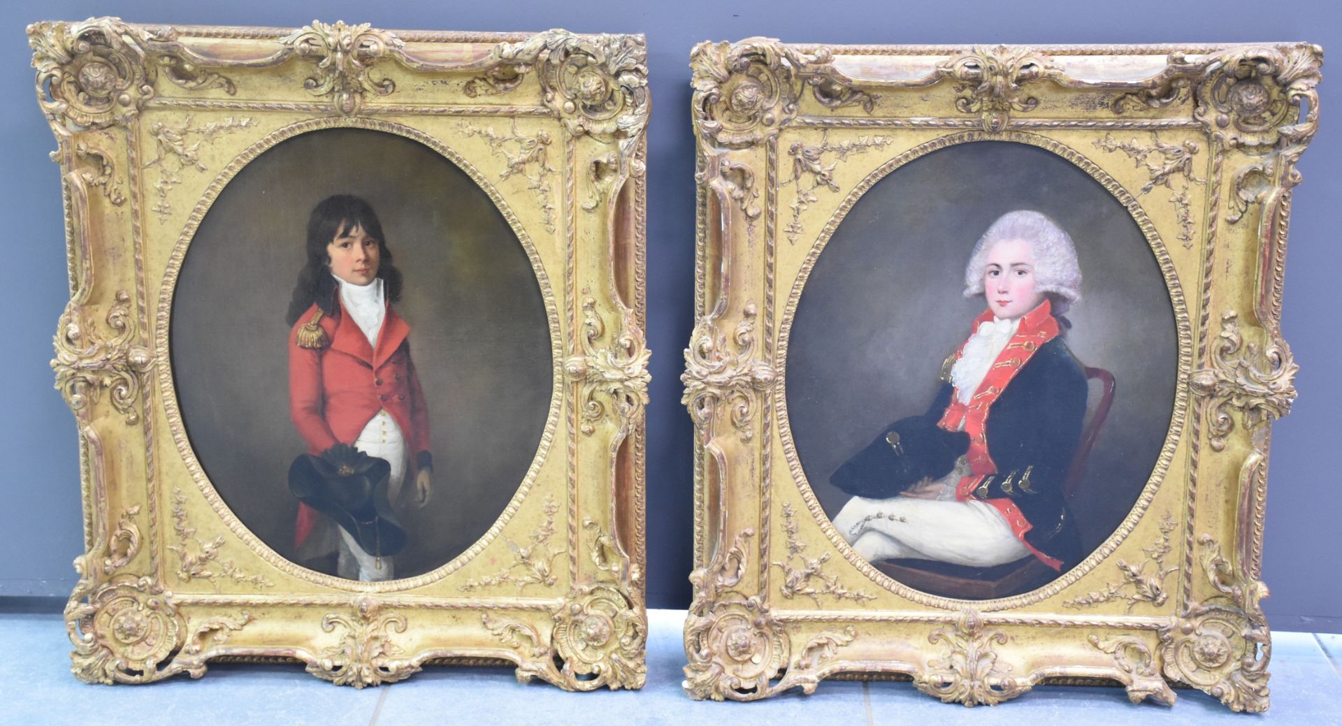 Pair of portraits of elegant people around 1800. Oils on canvas marouflaged on cardboard.