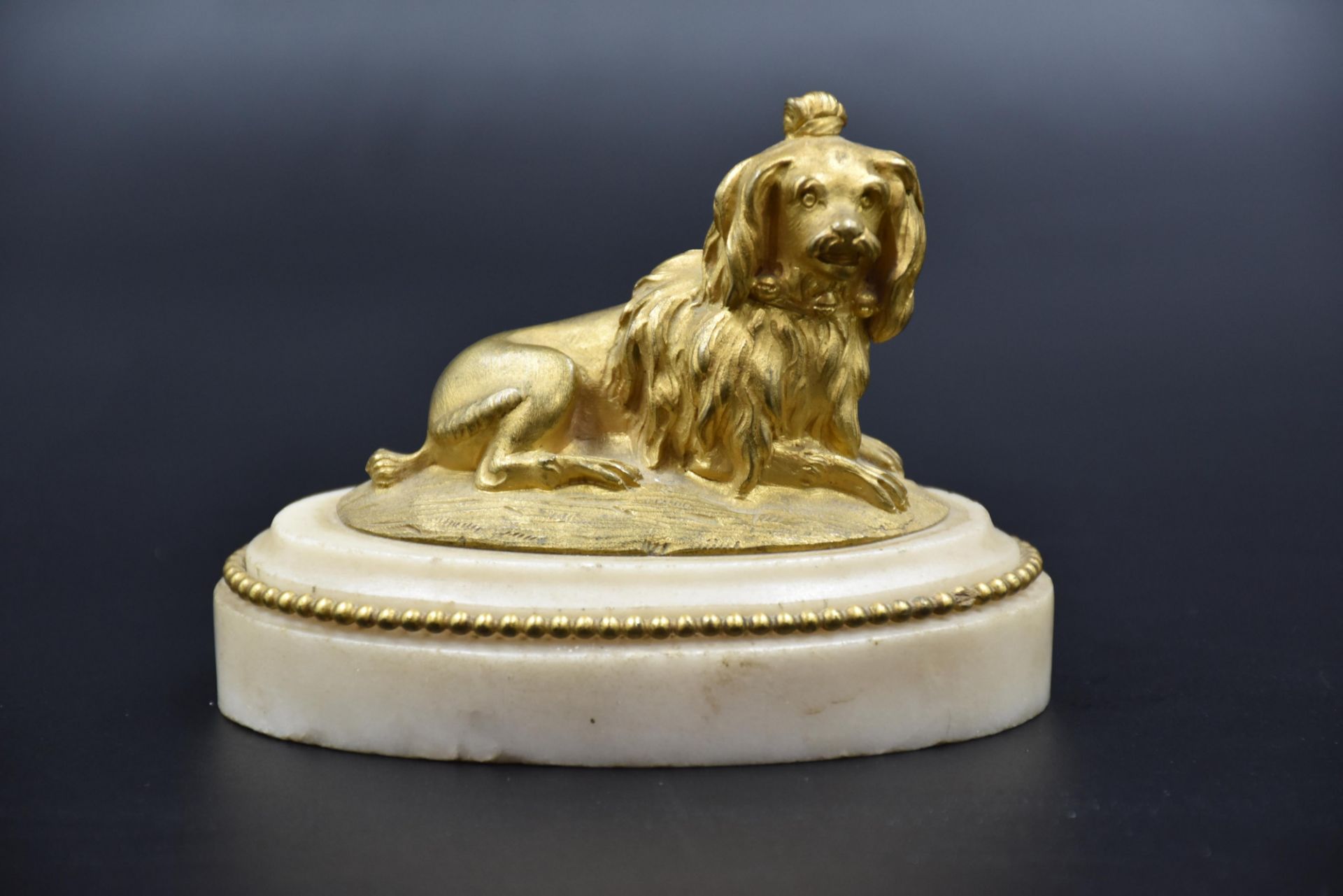 A pair of gilt bronze dogs on white marble bases. Late 18th century. One dog to be reattached. Total - Bild 3 aus 4