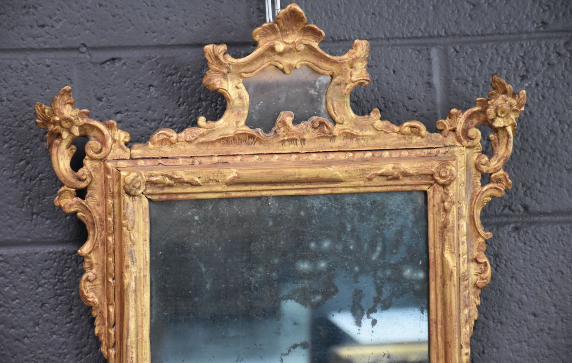 A carved and gilded wood mirror from the 18th century. Later gilding. Height : 68 cm. - Image 3 of 4