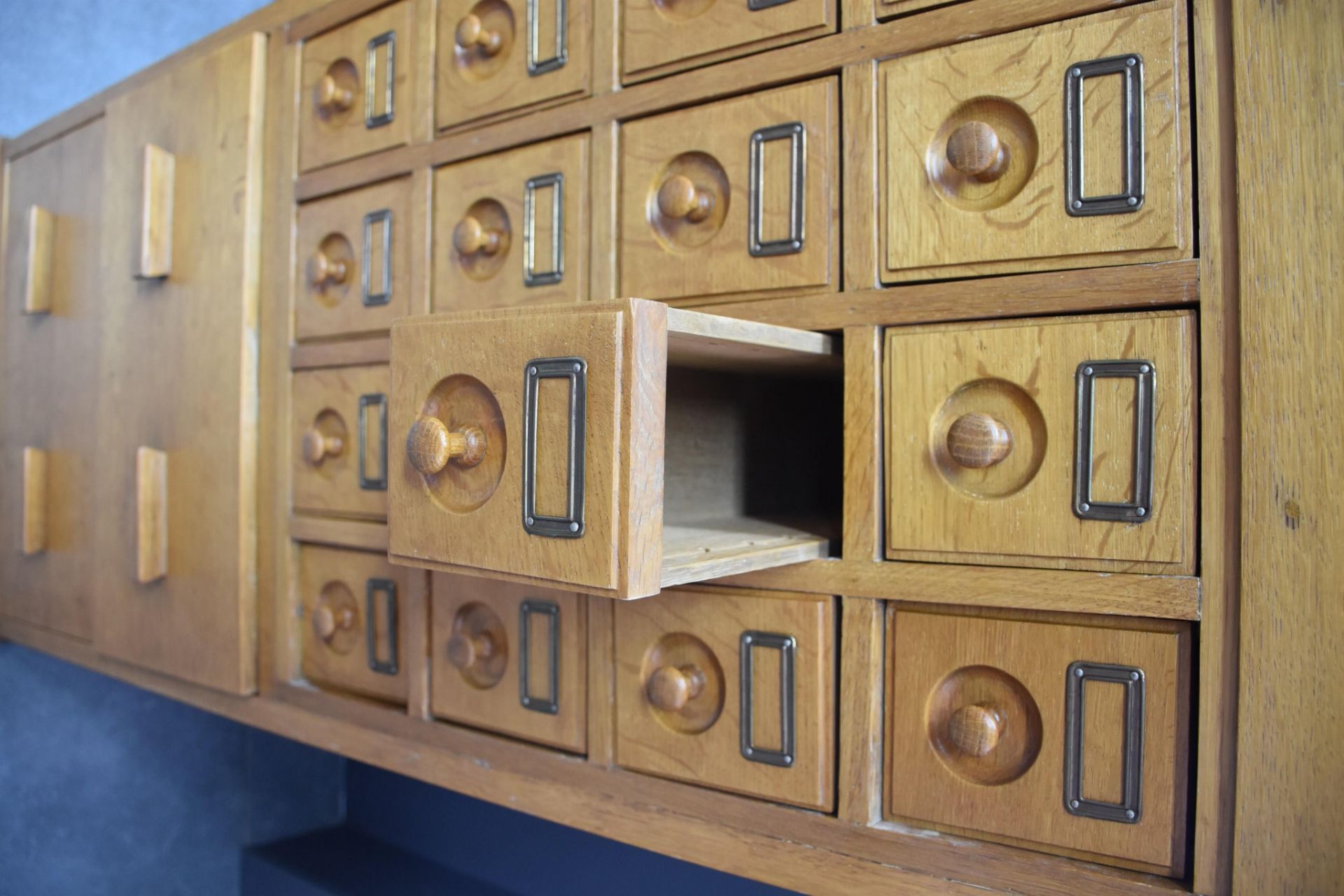 Oak administration cabinet circa 1940 opening on 16 small square drawers. Height : 130 cm. - Image 2 of 2