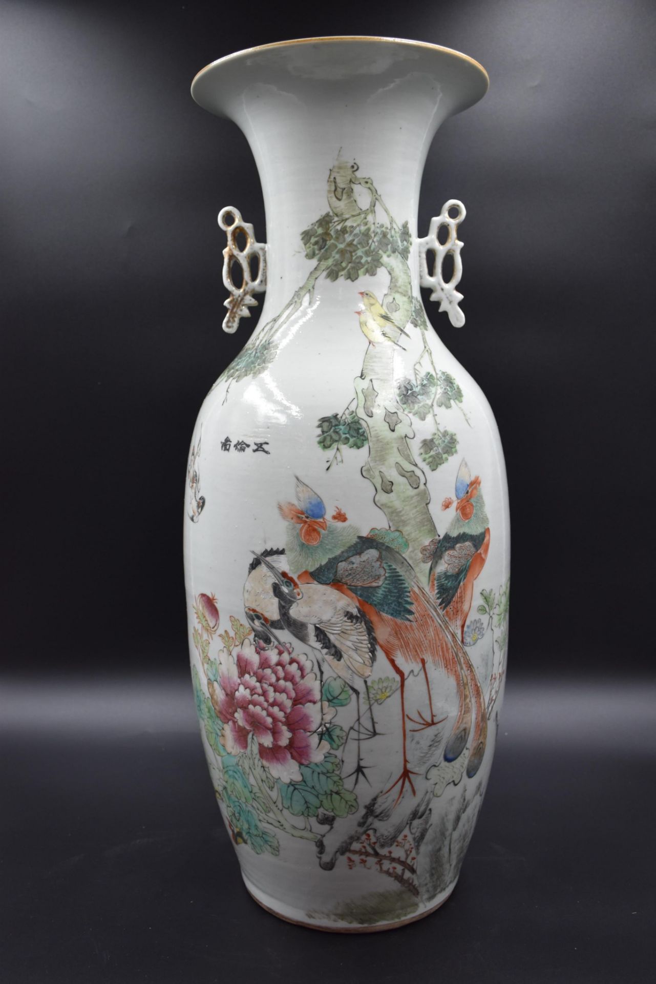 Chinese porcelain vase decorated with waders. Height : 58 cm.