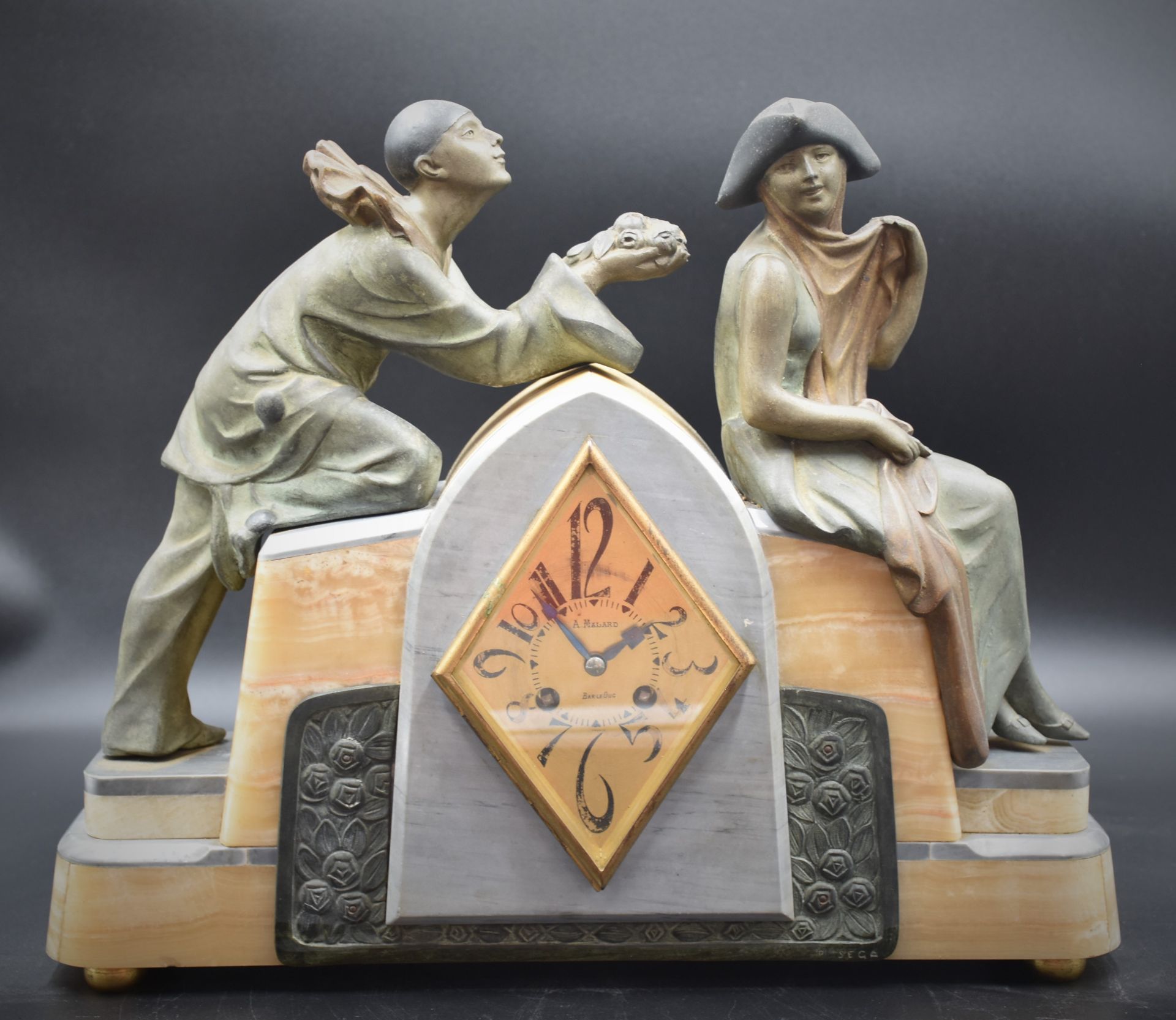 Art deco clock Pierrot and Colombine. Onyx, marble, regula. Height : 35 cm. No key, no pendulum.