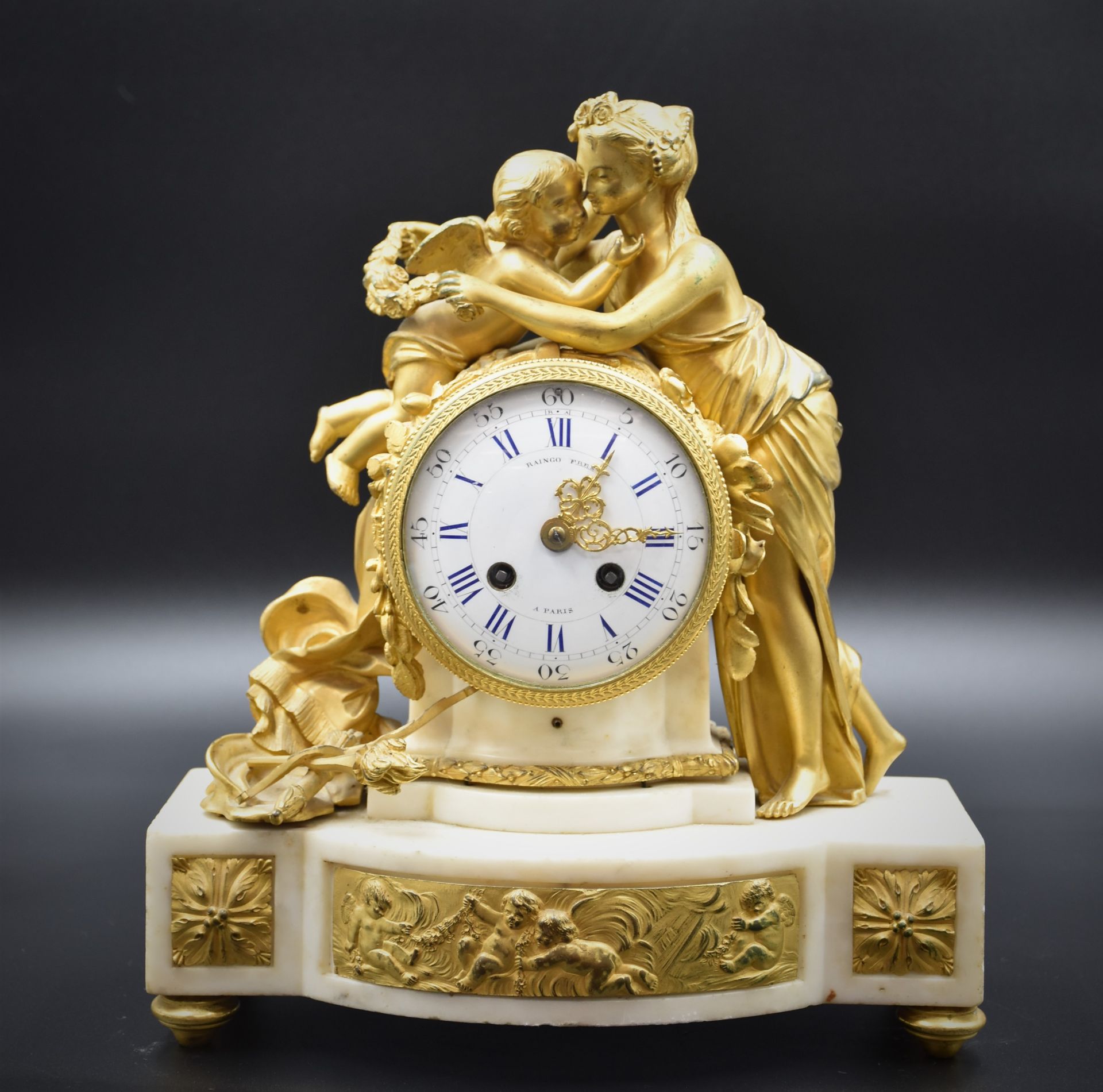 Louis XVI style clock in white marble and gilt bronze. Dial signed Raingo Frères. Height : 33 cm. (