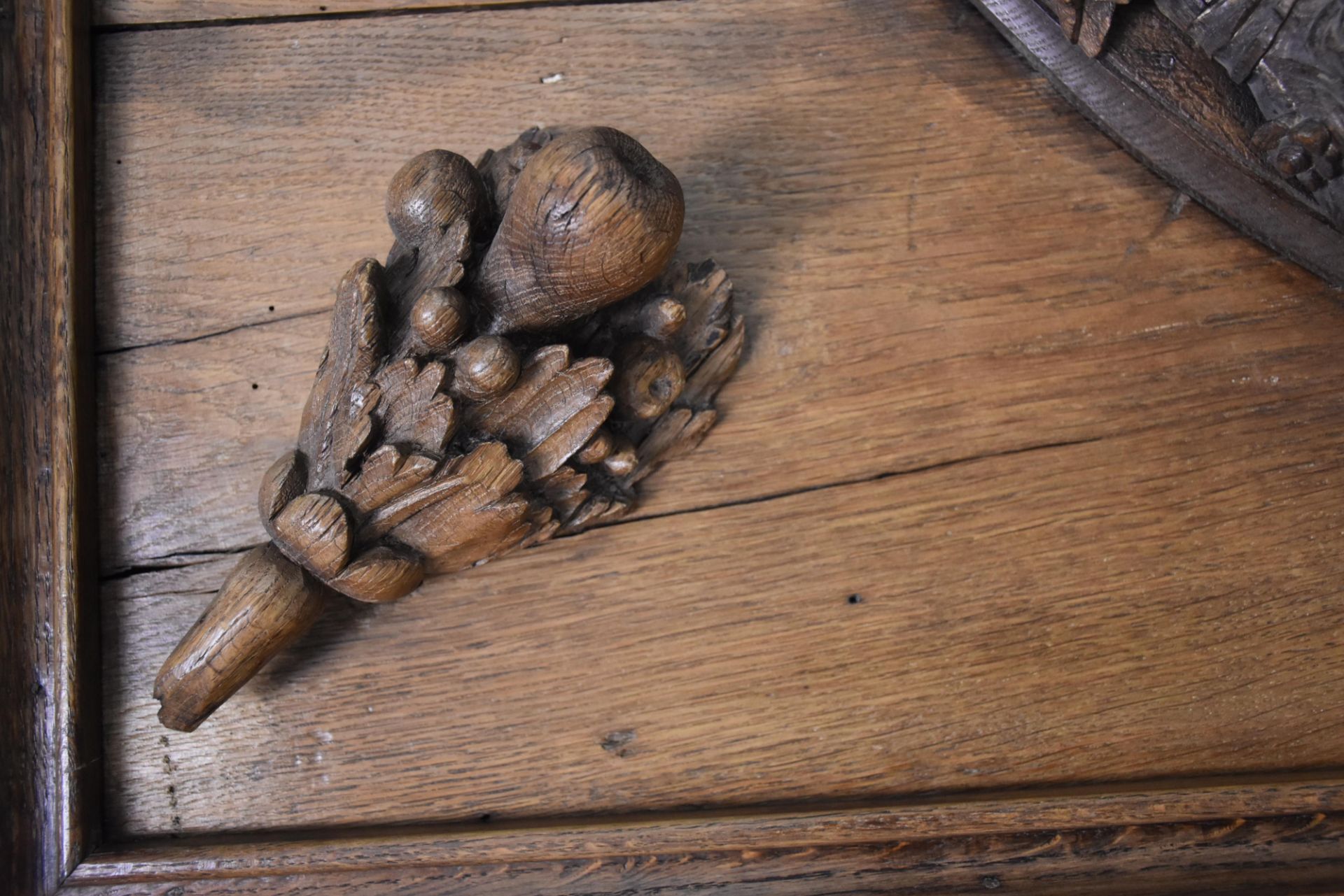 Imposing Italian mirror in carved wood. Missing a small rose window in the upper left corner. Height - Bild 4 aus 5