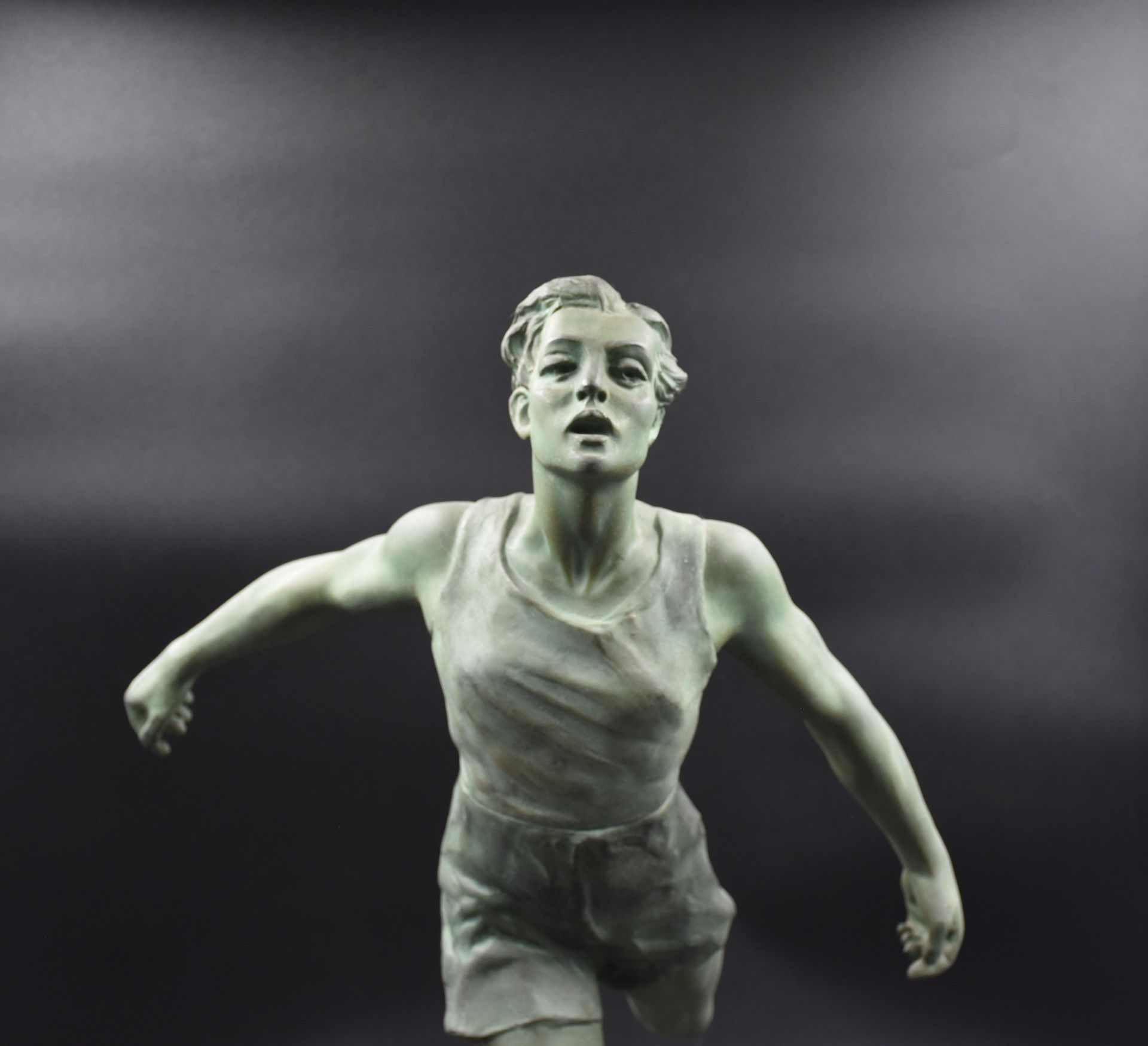 Sculpture in regula representing an athlete in race. Work around 1930 signed Lemoyne. A - Bild 2 aus 4