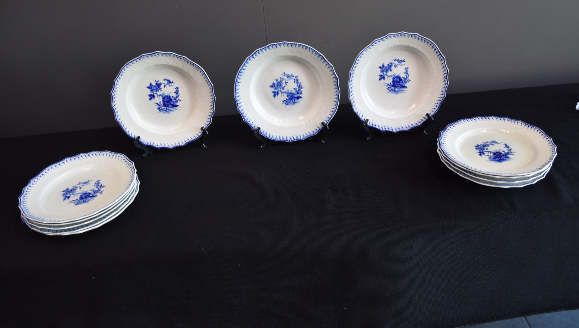 Set of 12 plates (6 hollow and 6 flat) in porcelain of Tournai with Ronda décor.