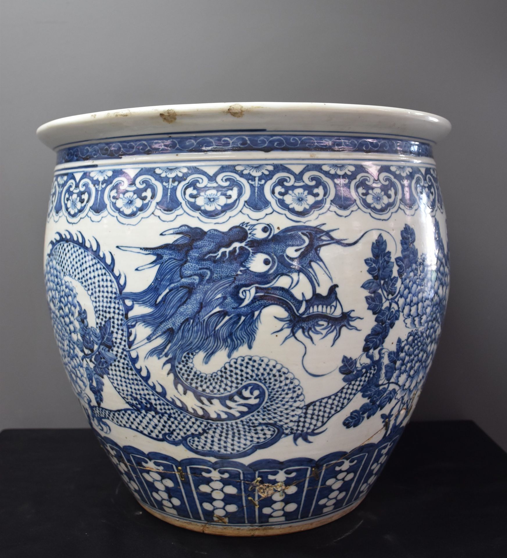 Large Chinese porcelain aquarium with dragon decoration. Height : 42 cm. Diameter : 46 cm. Old - Image 3 of 4