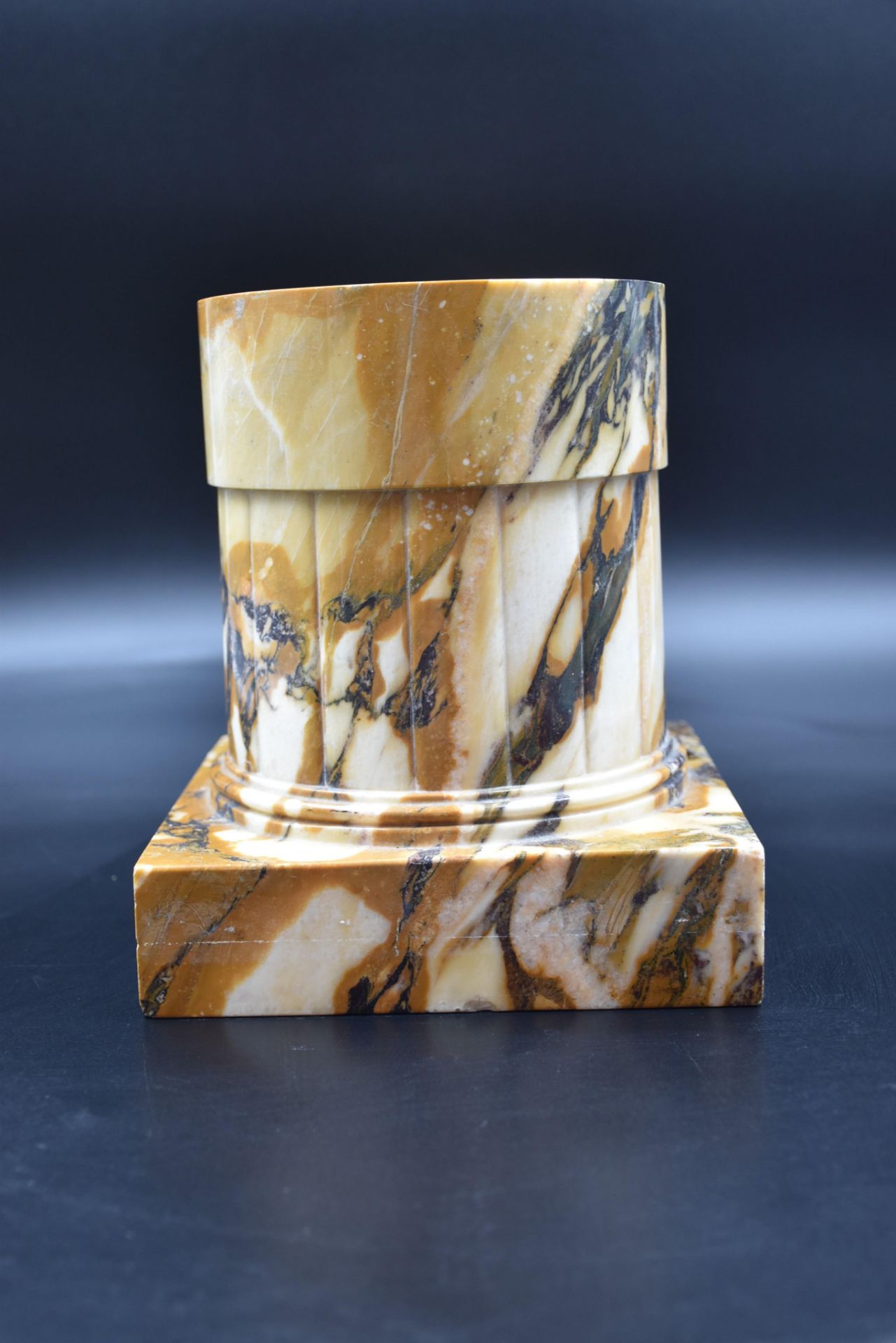 Elegant round base in Sienna marble. Height : 20 cm. - Image 2 of 5