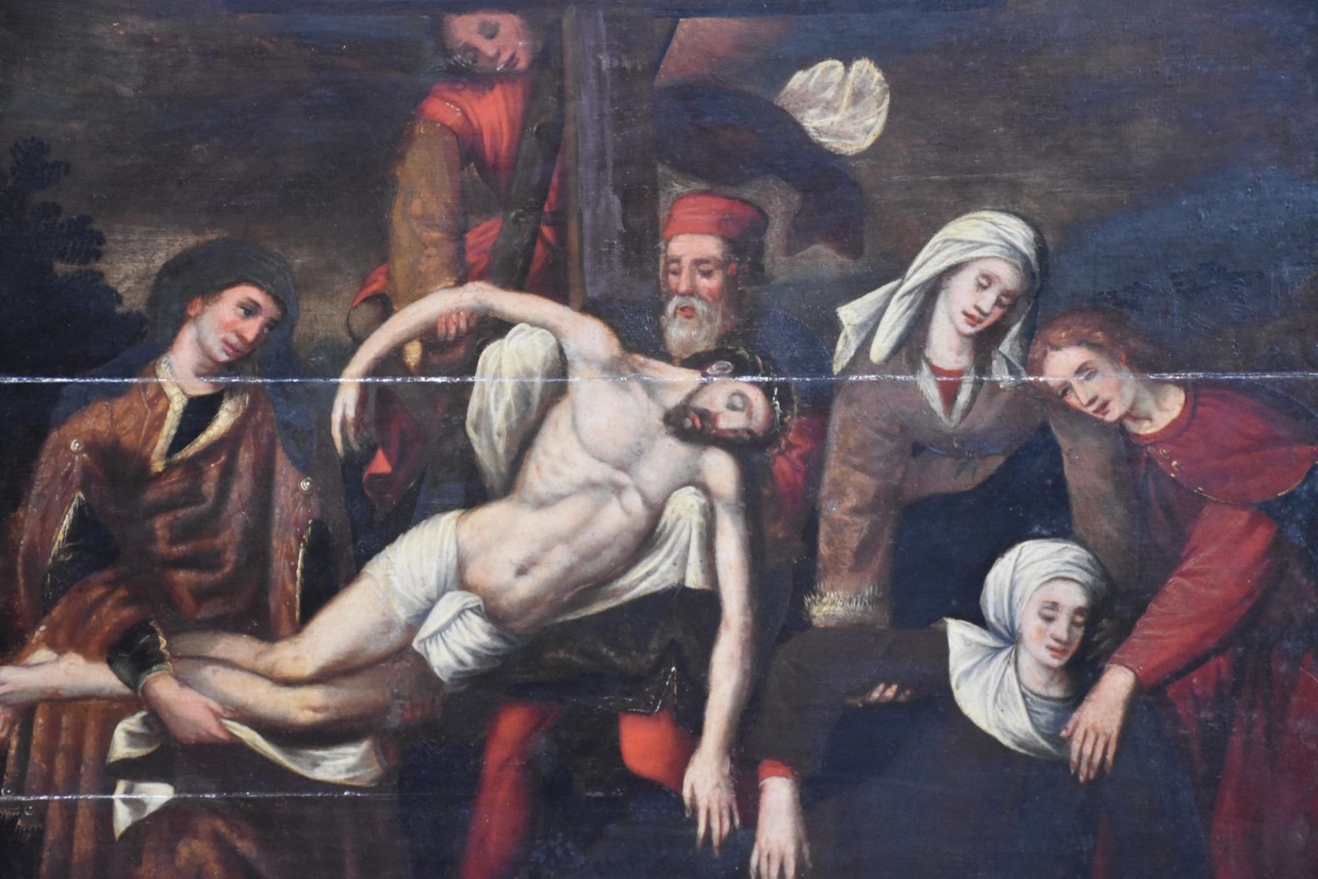 The descent from the cross. Antwerp school, 17th century. Oil on panel. Horizontal cracks. - Image 3 of 4