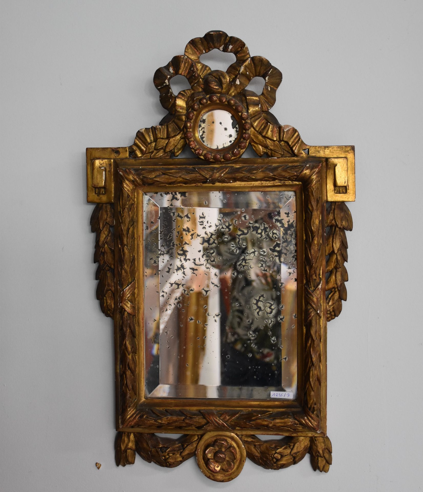 Small giltwood mirror from the Louis XVI period. Height : 60 cm.