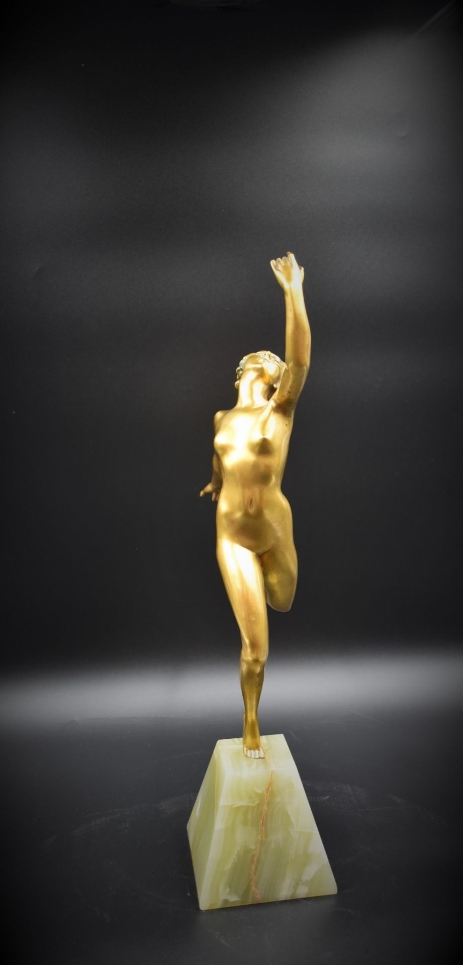 Art deco gilt bronze nude dancer. Base in green onyx. Height : 54 cm. - Bild 2 aus 5