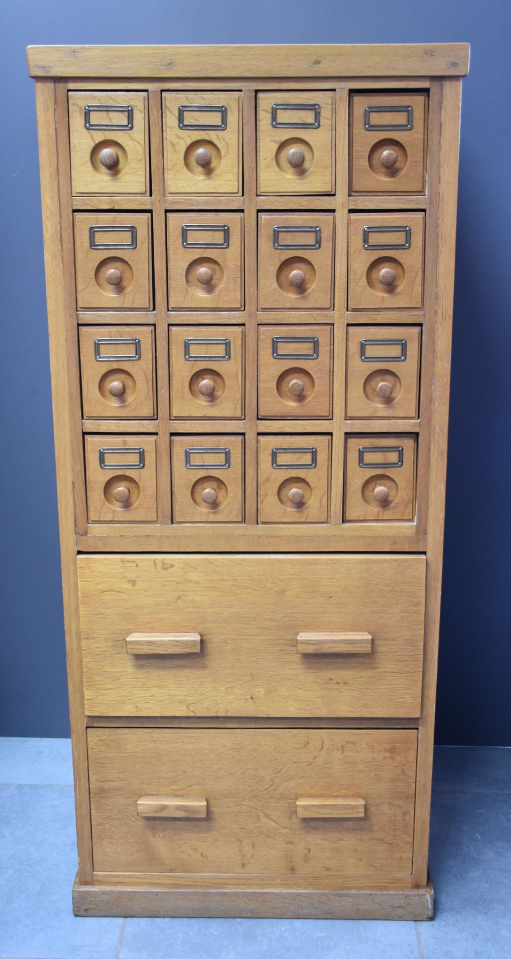 Oak administration cabinet circa 1940 opening on 16 small square drawers. Height : 130 cm.