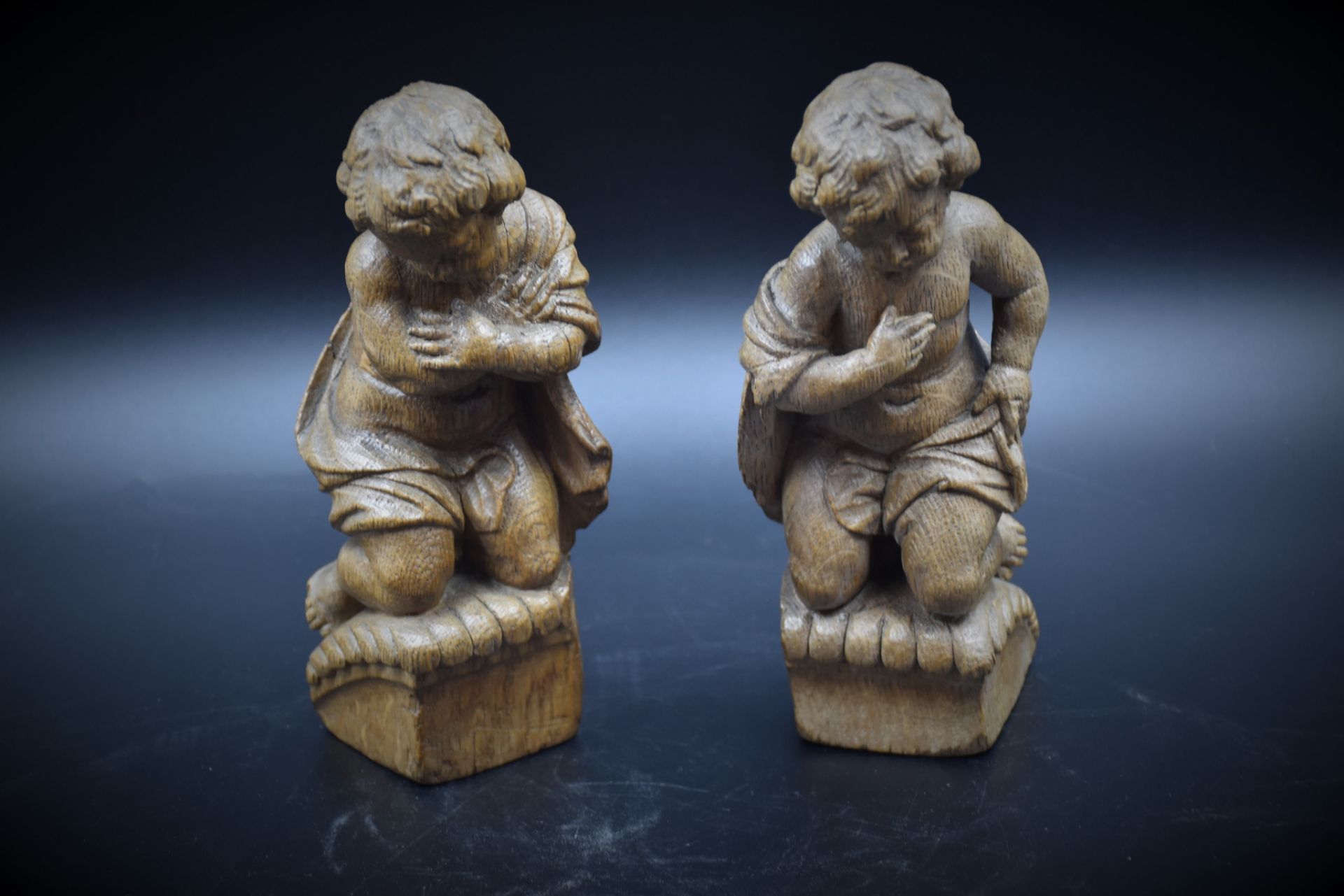 Couple of cherubs in carved wood XVIIIth century. Missing wings. Height : 22 cm. - Image 2 of 3