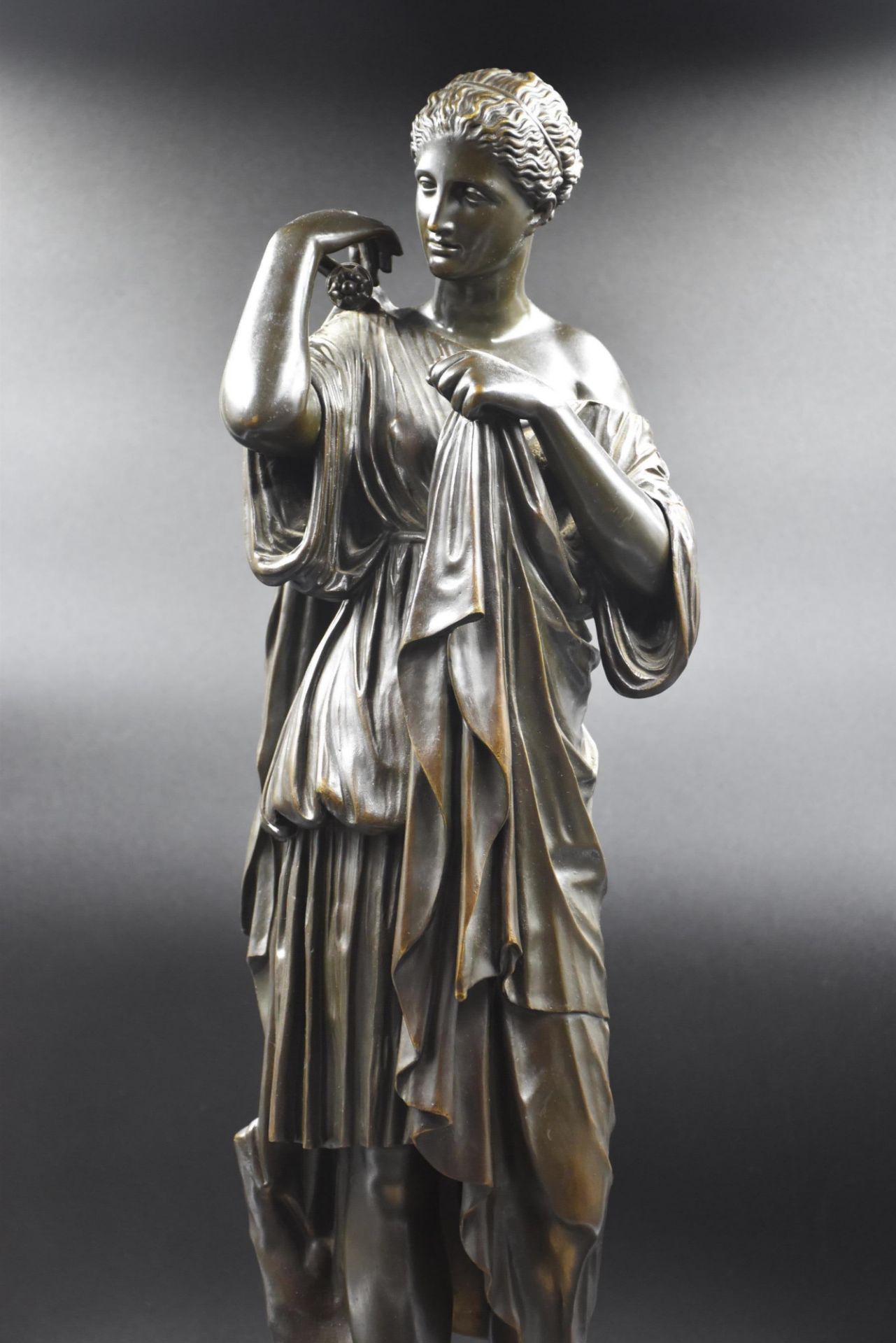 The diane of Gabies. Bronze with brown patina on a Sienna marble base. France end of the XIXth - Bild 2 aus 5