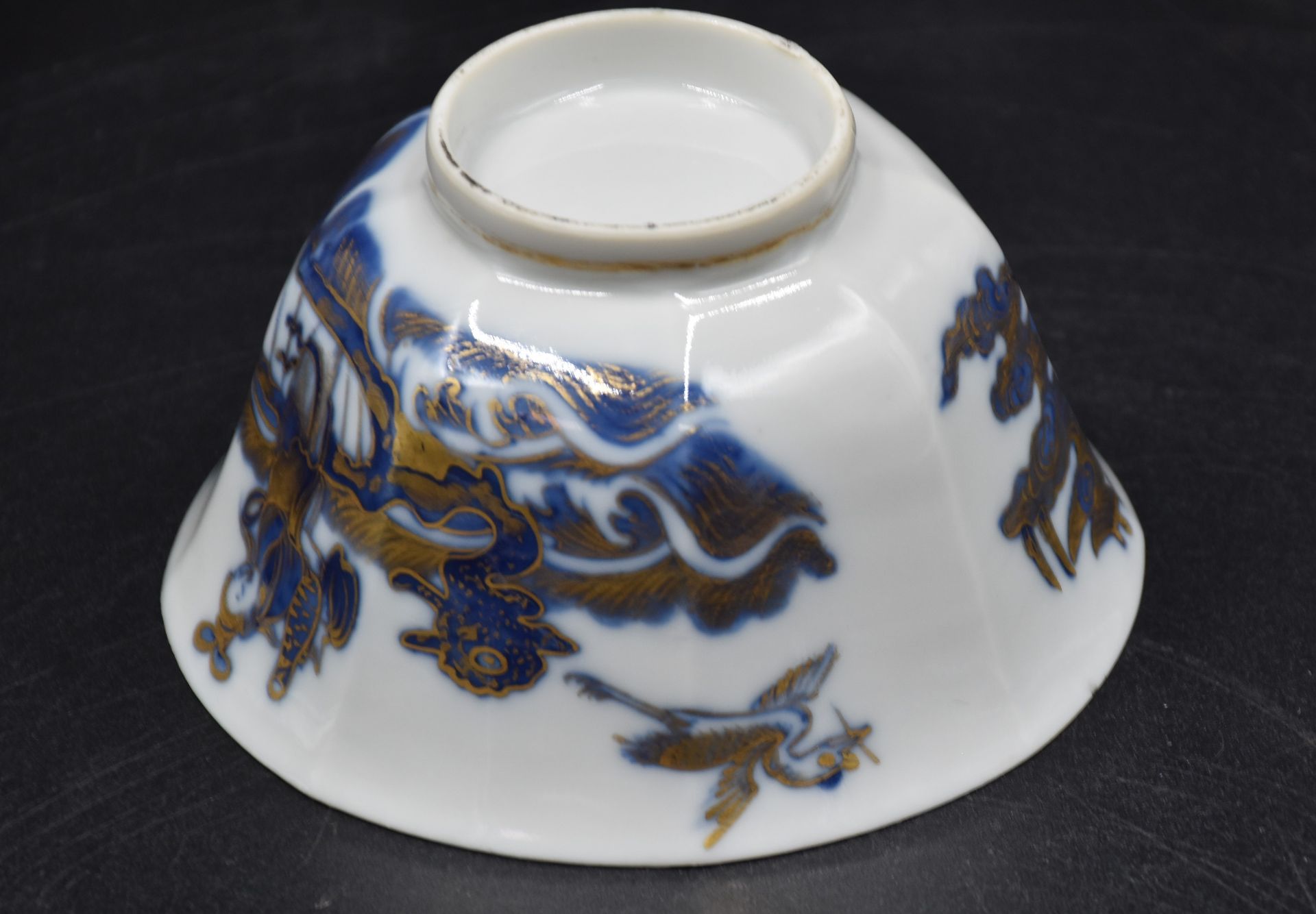 Bowl and two saucers in Chinese porcelain with blue and gold decoration of pagodas and characters. - Bild 4 aus 4