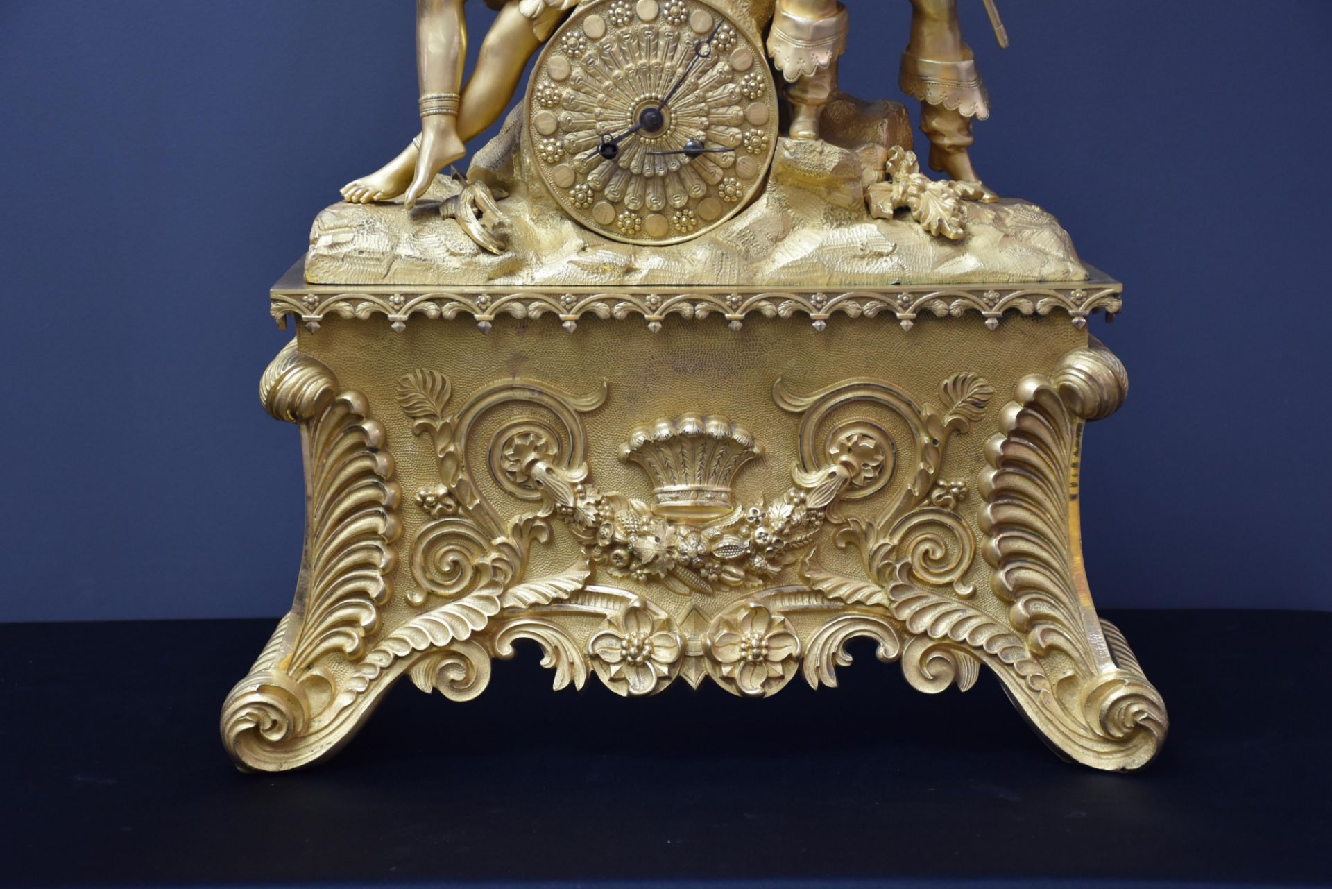 Gilt bronze clock circa 1830. The Amerindian and the colonist of the XVIIth century. Height : 51 - Image 4 of 4