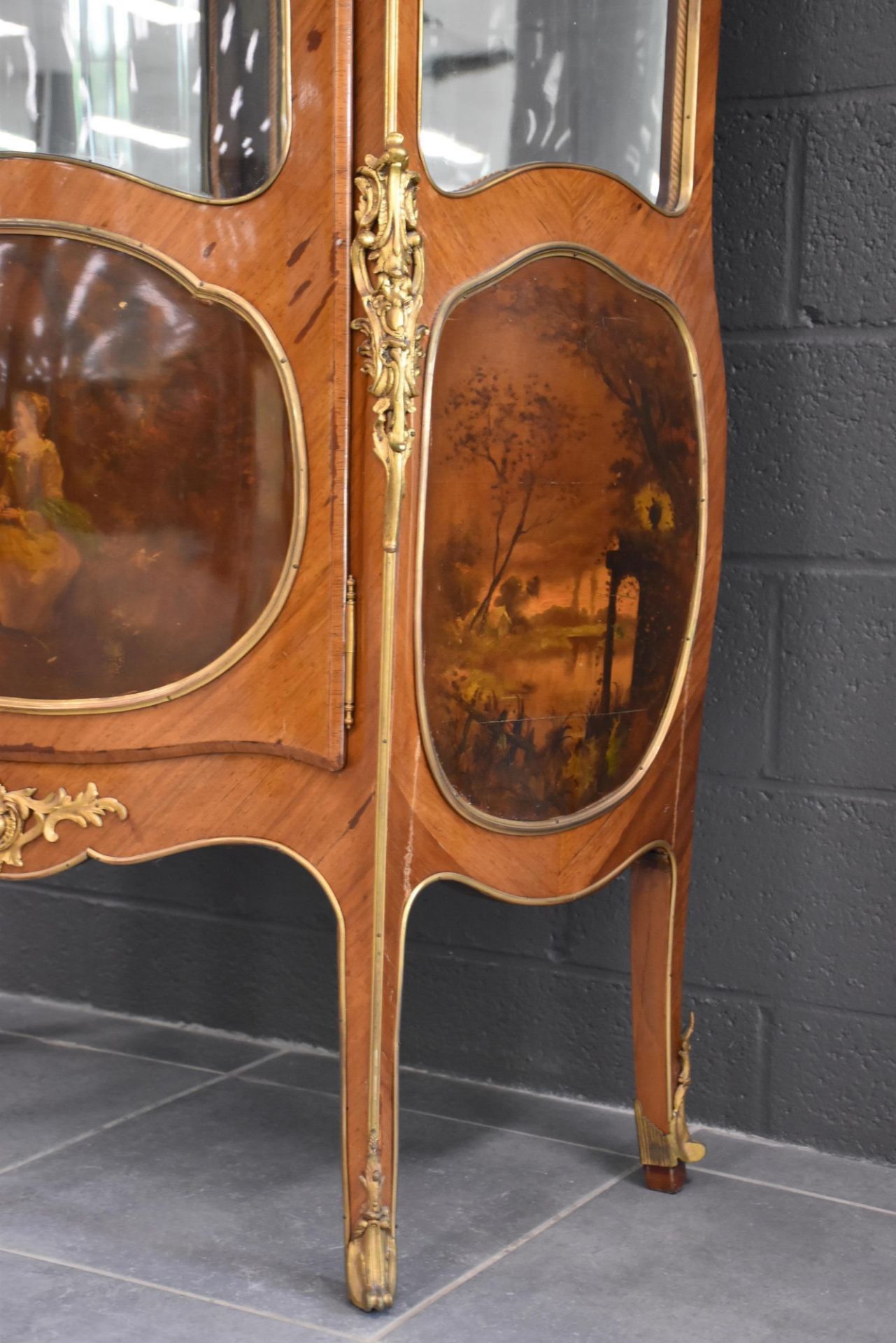 Curved display case in veneer and Martin varnish panel decorated with a gallant scene. Napoleon - Image 3 of 4