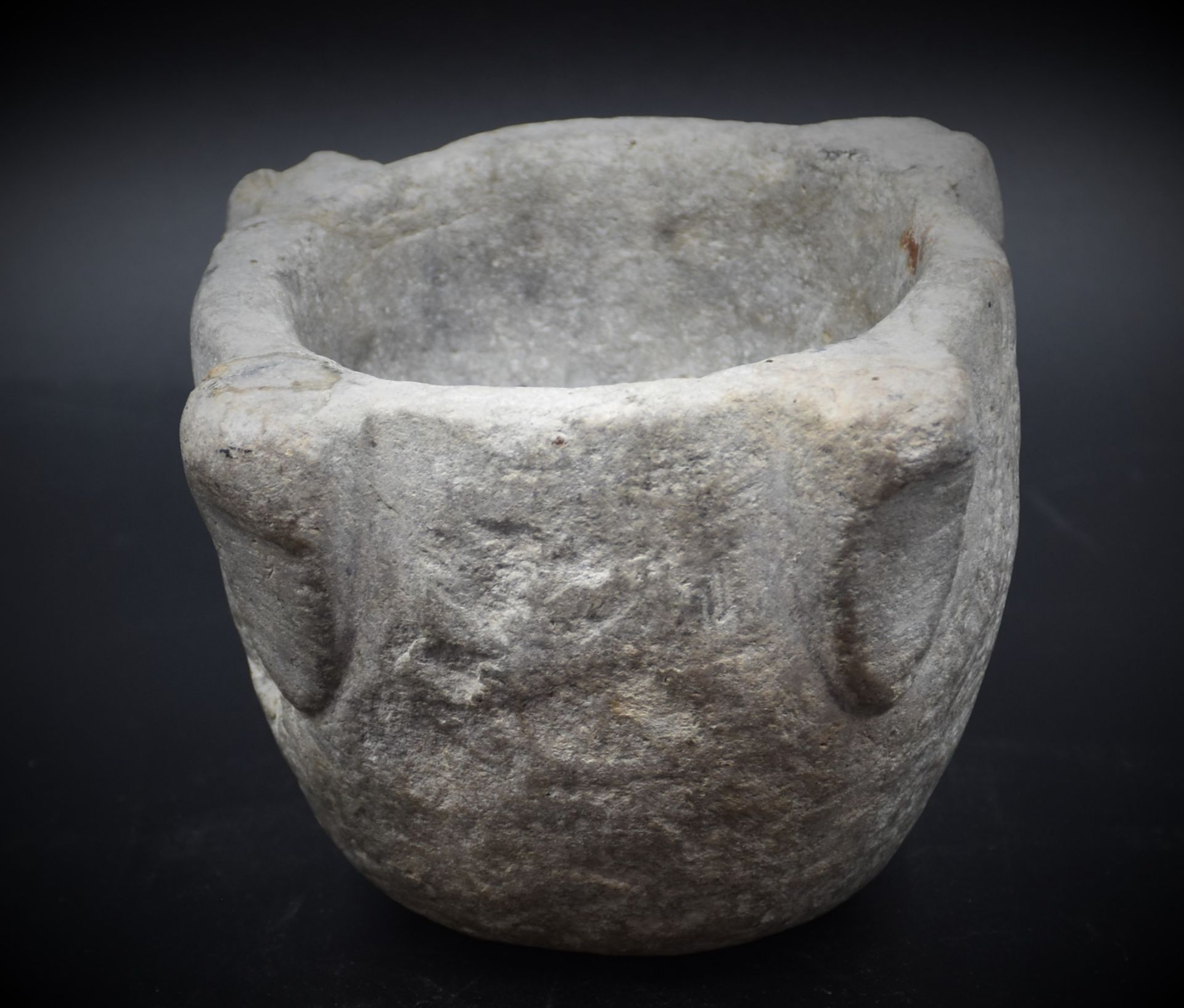 Medieval mortar in carved stone. Height : 10,5 cm. Width : 12 cm.