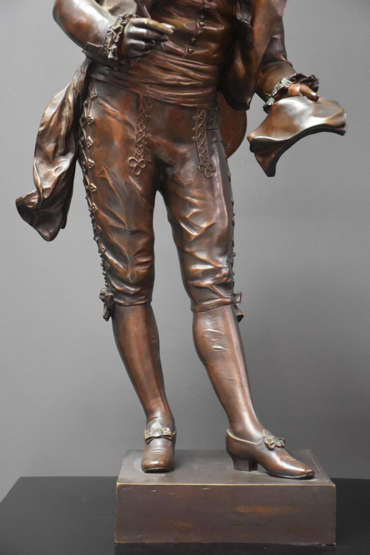 Nicolas LECORNEY (active around 1880). Figaro. Beautiful bronze with brown patina. Ht : 83 cm. - Bild 3 aus 4