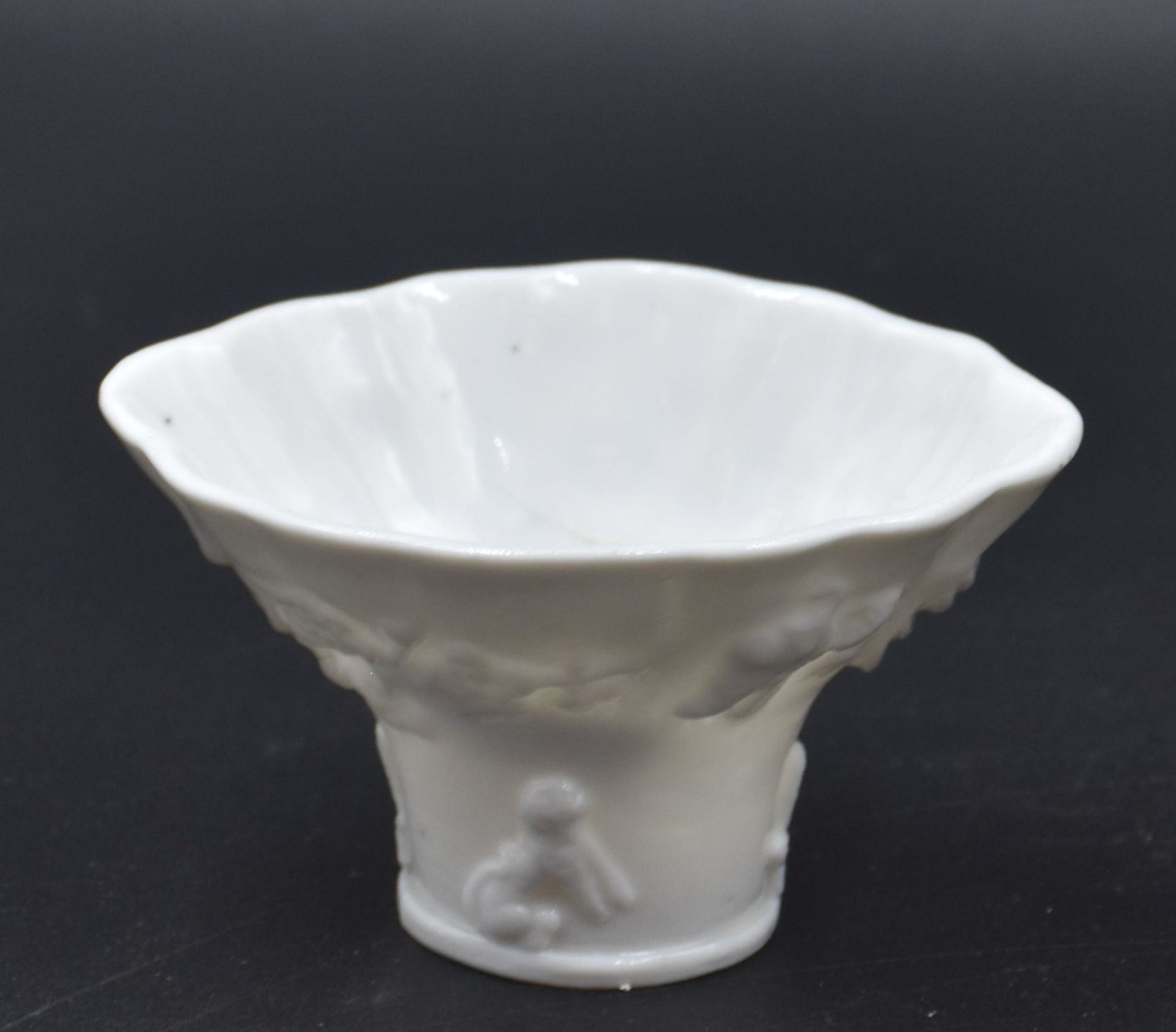 Set of 3 porcelain libation cups "Blanc de Chine". Height : 7,5 and 6 cm. - Bild 4 aus 4