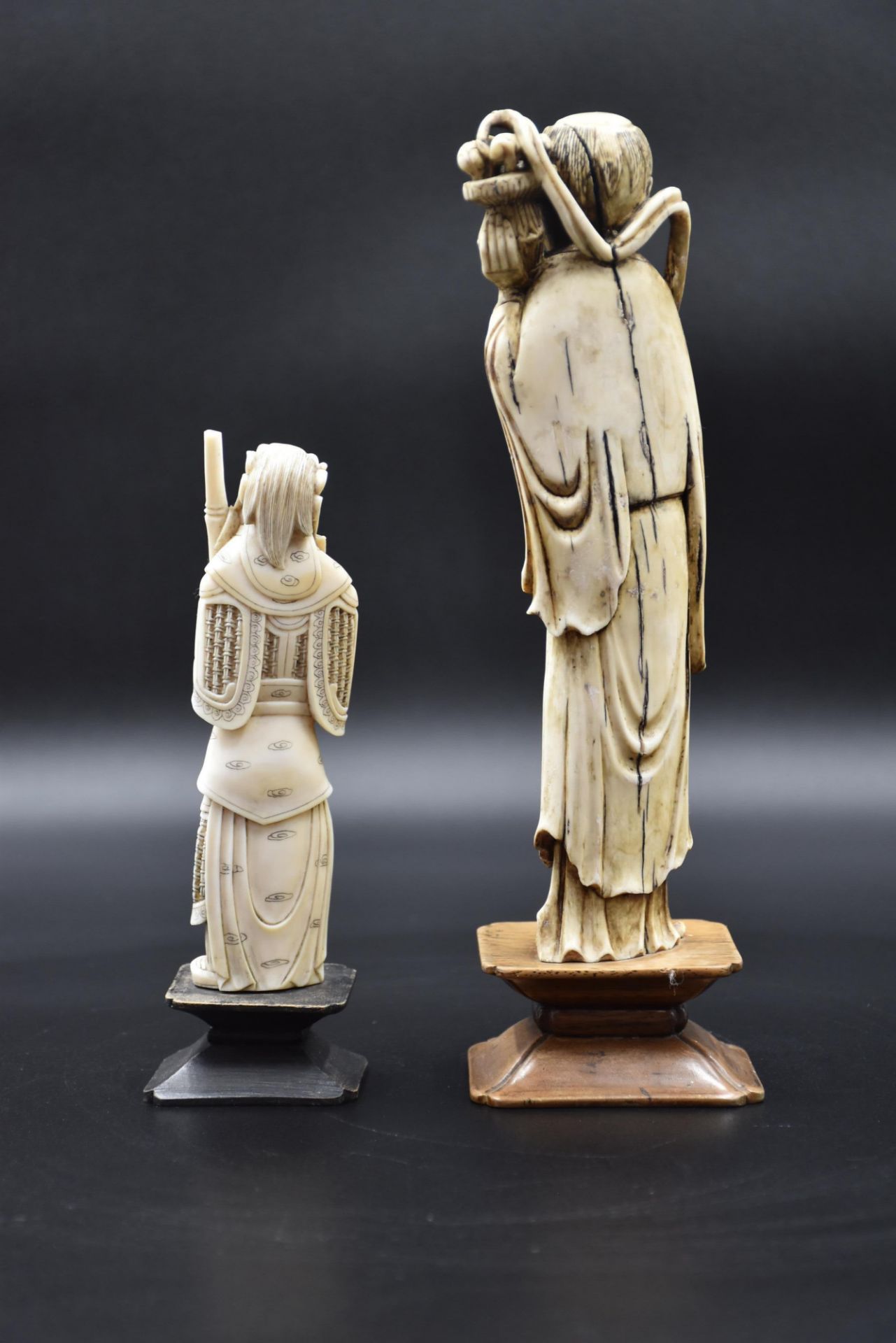 Lot of two Chinese ivory sculptures around 1900. Height: 25 cm and 17 cm. - Image 2 of 4