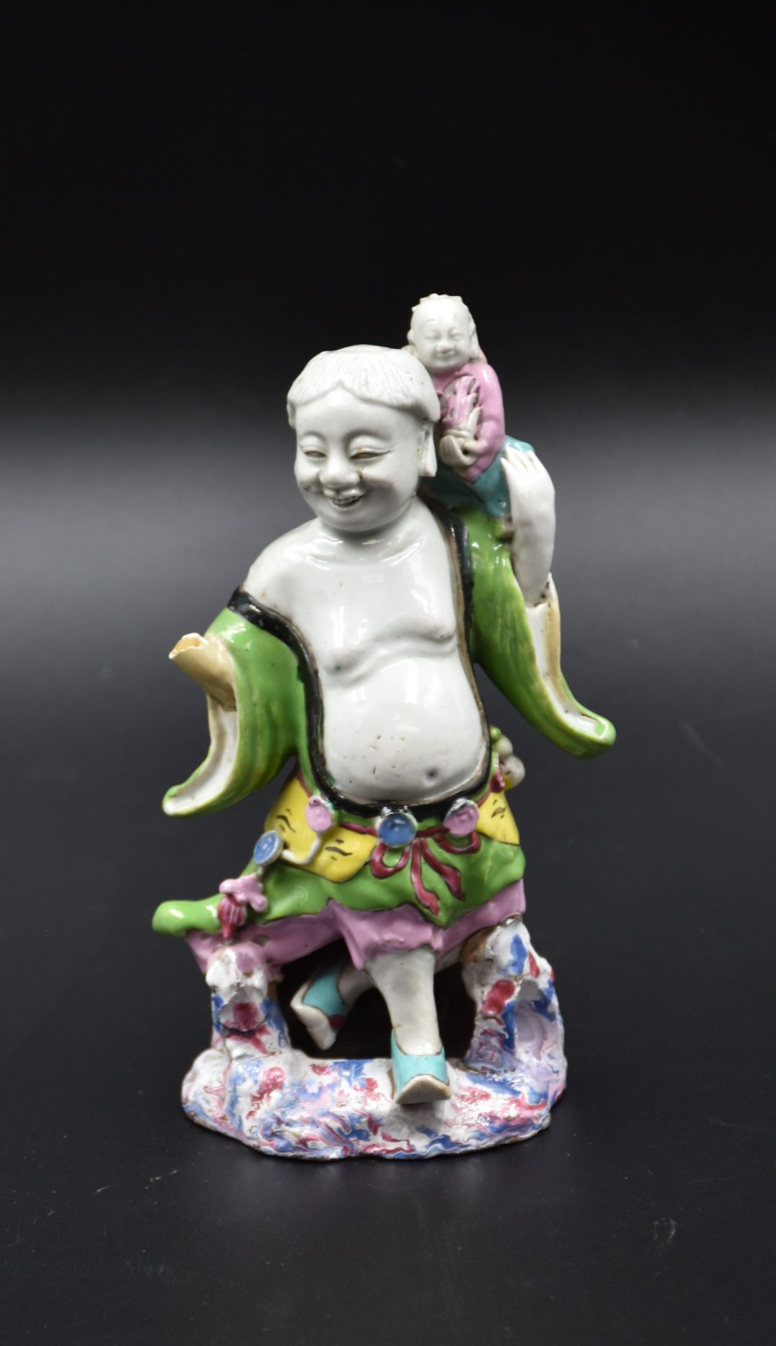 Chinese glazed stoneware polychrome subject. Kangxi period. Missing a hand. Height : 19 cm.
