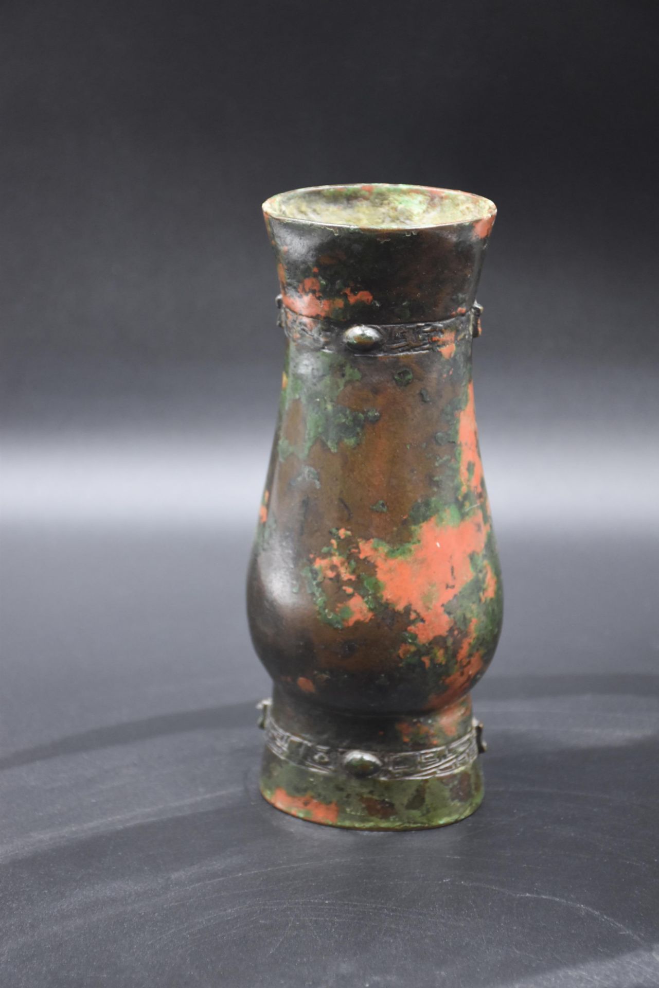 Bronze vase of Chinese archaic style. Height : 21 cm. - Bild 2 aus 3