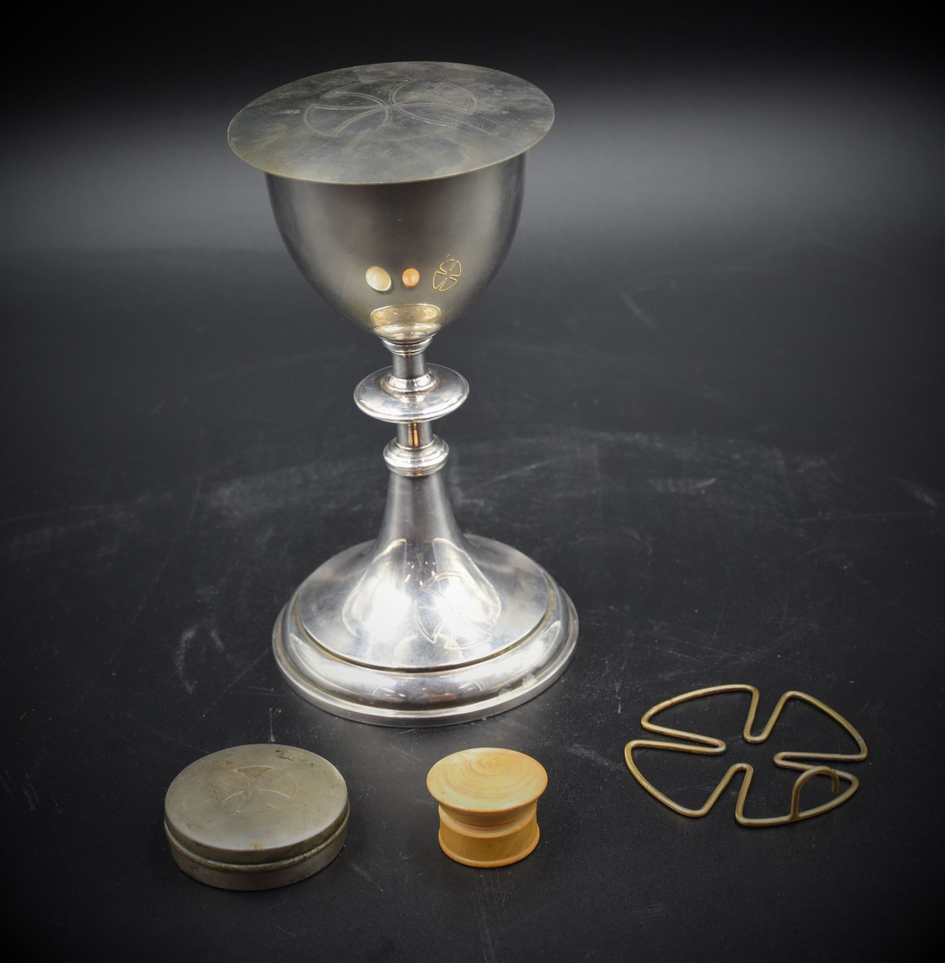 Silver and gilt chalice in its case including also a host box and a small box containing relics. - Image 2 of 3