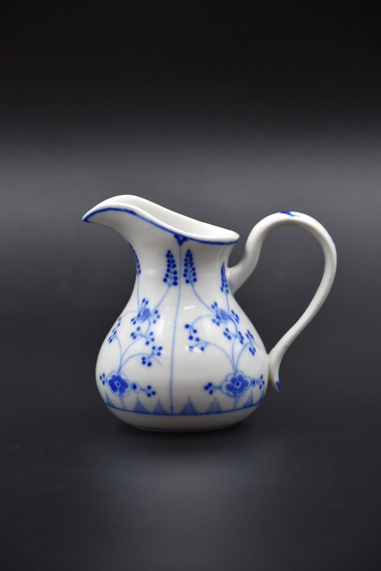 Milk pot in Tournai porcelain. Height : 8 cm.