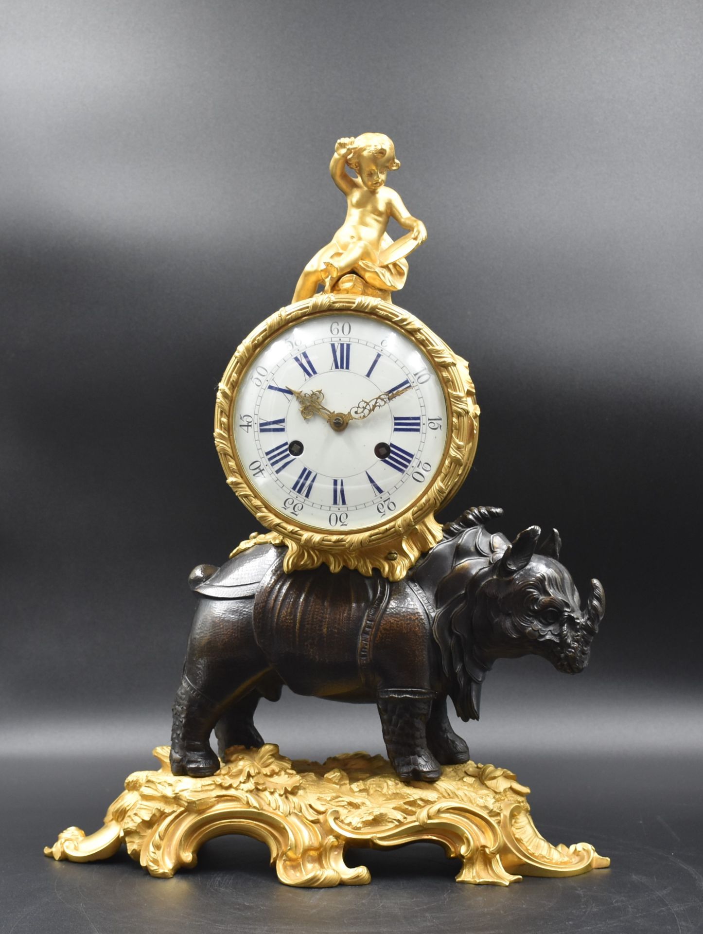 Rocaille clock with rhinoceros in gilt bronze and patina. French quality work from the beginning - Image 2 of 5