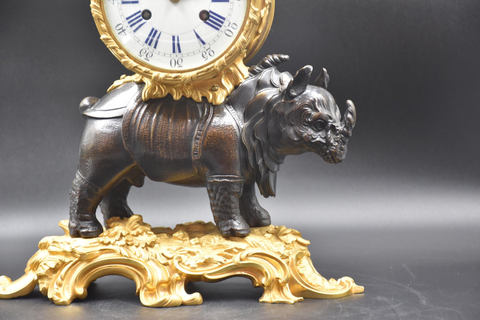 Rocaille clock with rhinoceros in gilt bronze and patina. French quality work from the beginning - Image 5 of 5