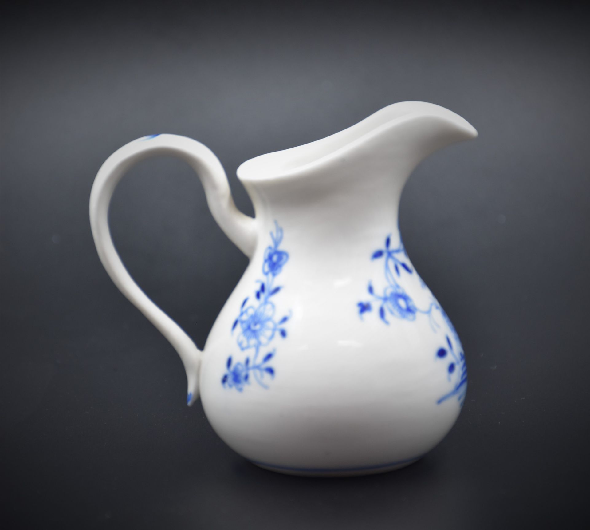 Milk pot in Tournai porcelain. Height : 8 cm.