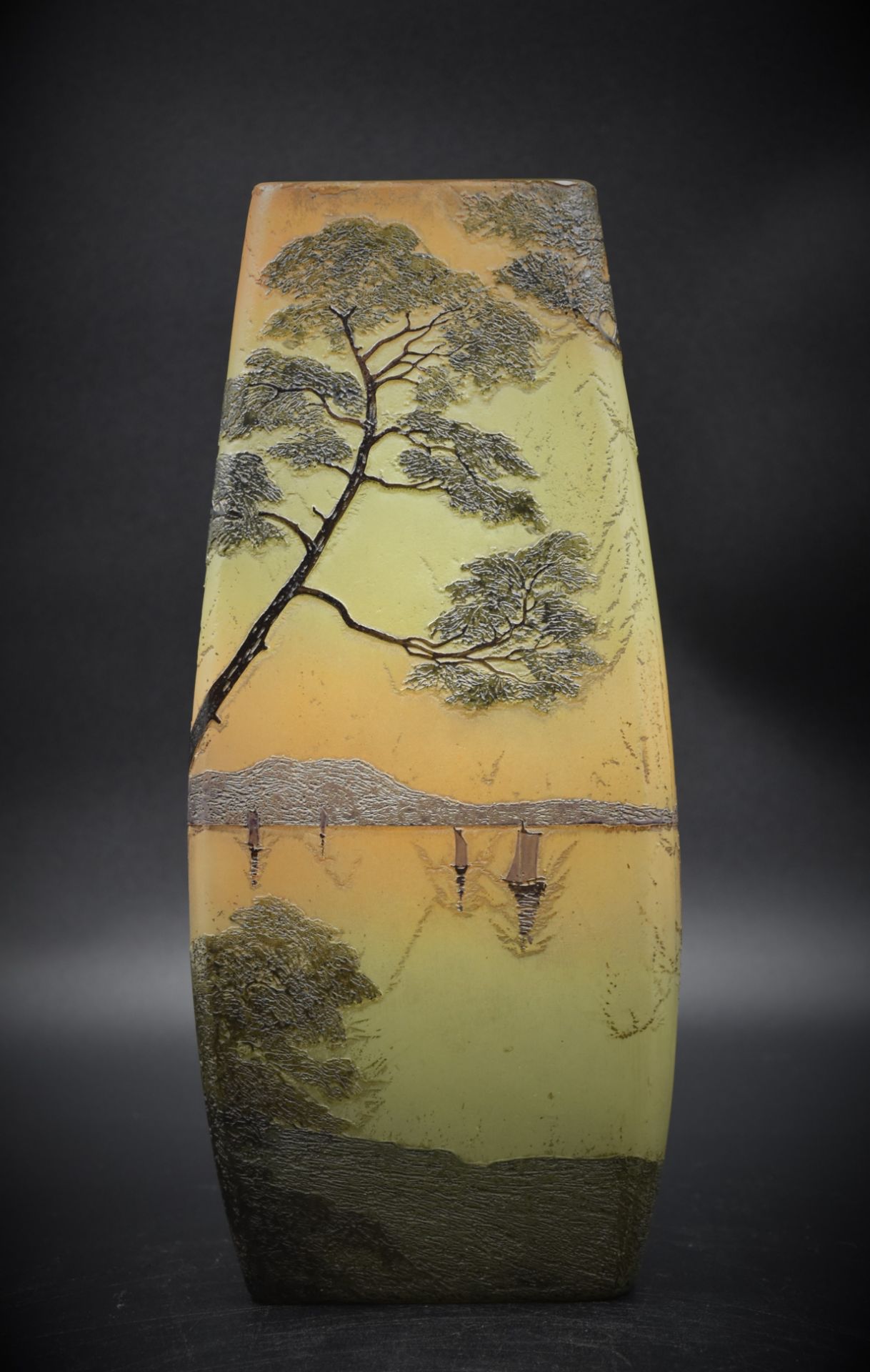 Theodore LEGRAS (1839-1916). A quadrangular vase of lake landscapes, acid-etched. Ht : 30,5 cm. - Bild 2 aus 4