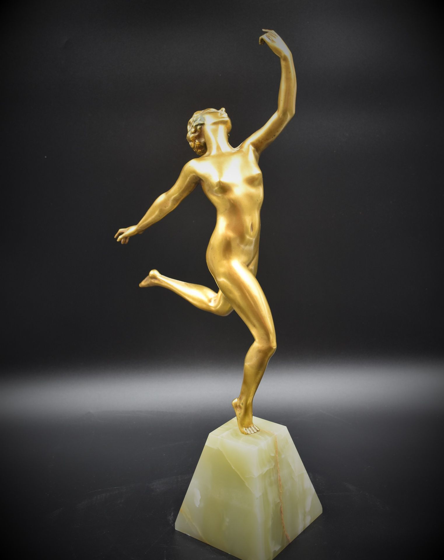 Art deco gilt bronze nude dancer. Base in green onyx. Height : 54 cm.