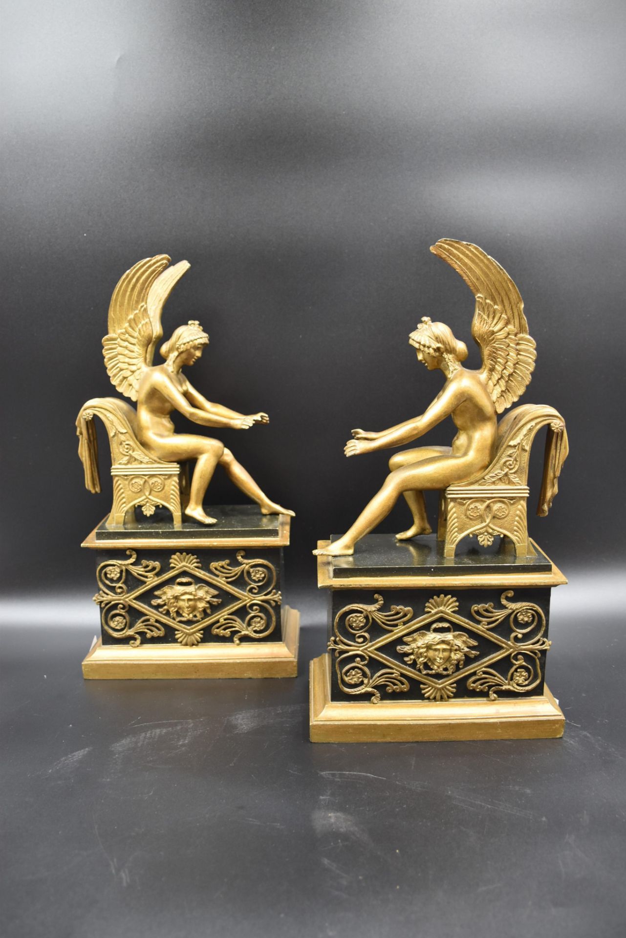 Pair of bronze andirons in the Empire style. Height : 35 cm.