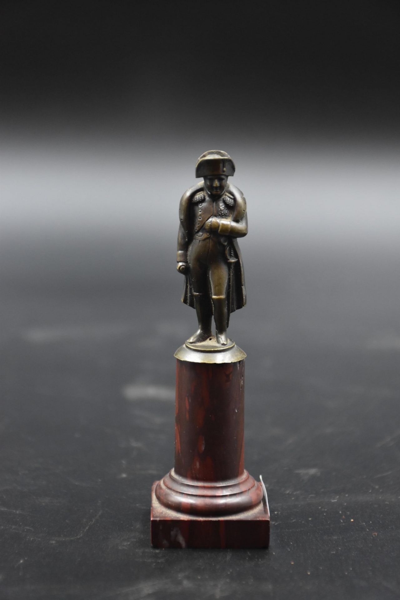 Napoleon in bronze on a red griotte marble base. Total height: 13 cm.