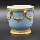 Wedgwood pot holder with finely chiseled gilded copper ornaments. Diameter : 13 cm.