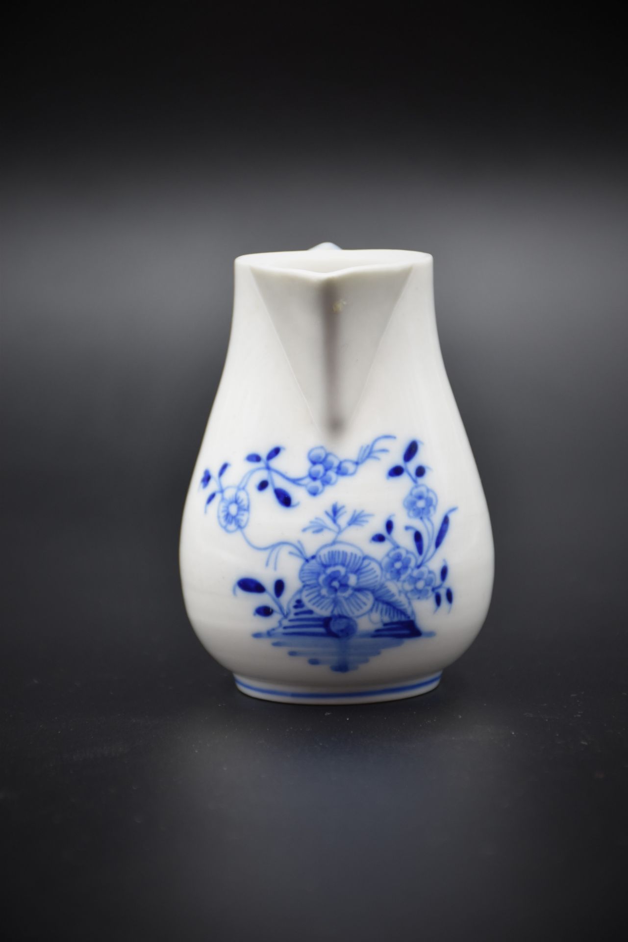 Milk pot in porcelain of Tournai. Height : 10 cm. - Bild 3 aus 4