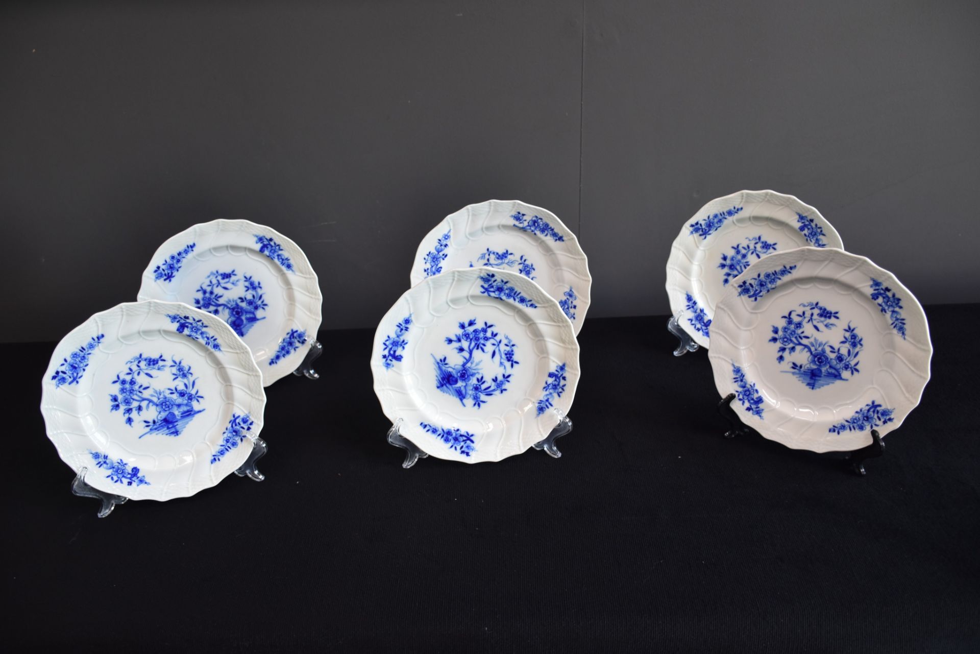 Set of 6 Tournai porcelain dessert plates. Wicker and twisted ribs.