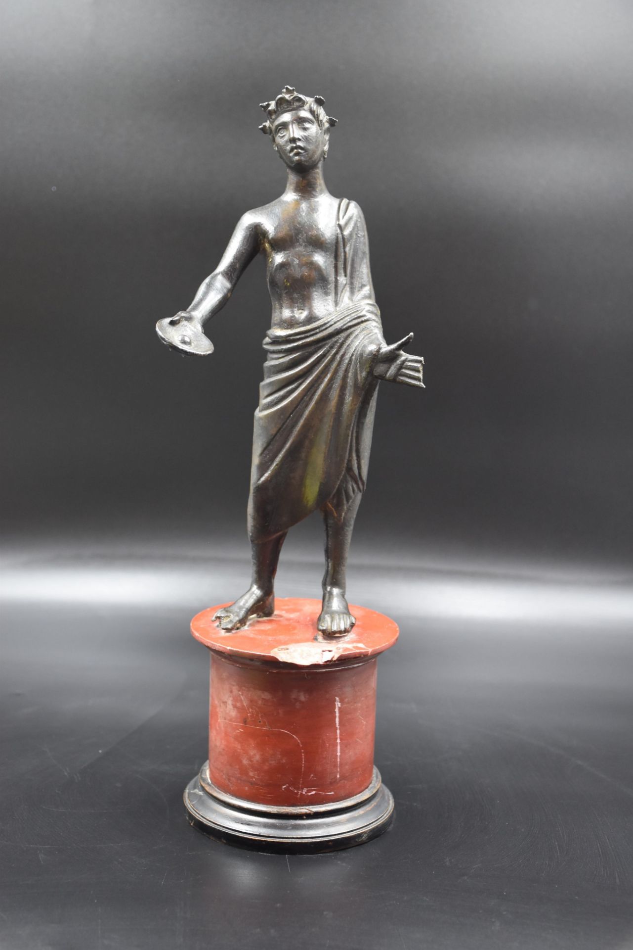 Neoclassical period. Bronze sculpture with dark patina, circa 1750/1800, representing an Etruscan.