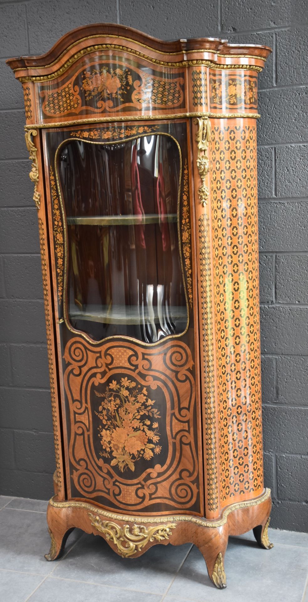 Curved display case in veneer and beautiful floral marquetry. Beautiful ornamentation of gilded - Image 4 of 4