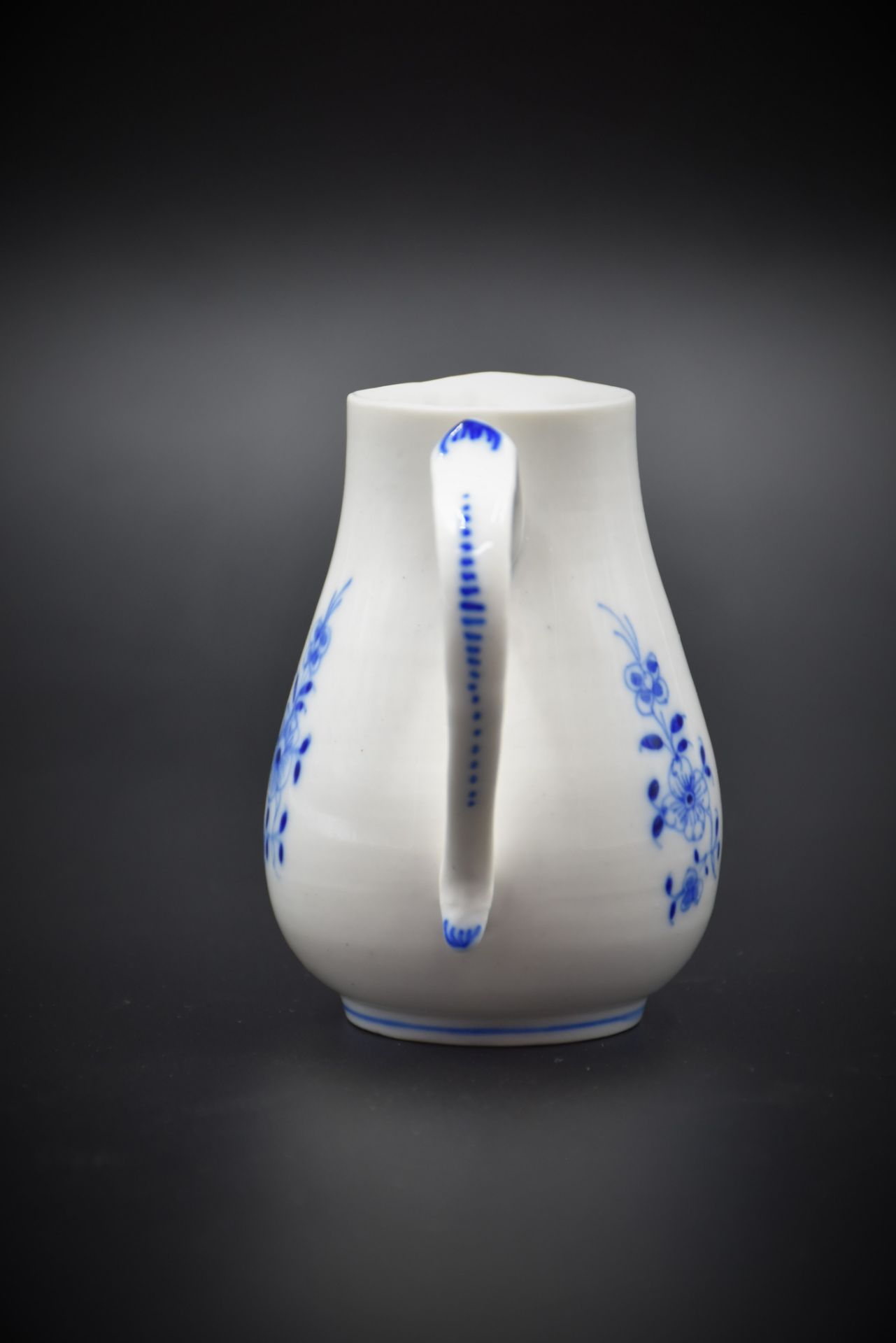 Milk pot in porcelain of Tournai. Height : 10 cm. - Bild 4 aus 4
