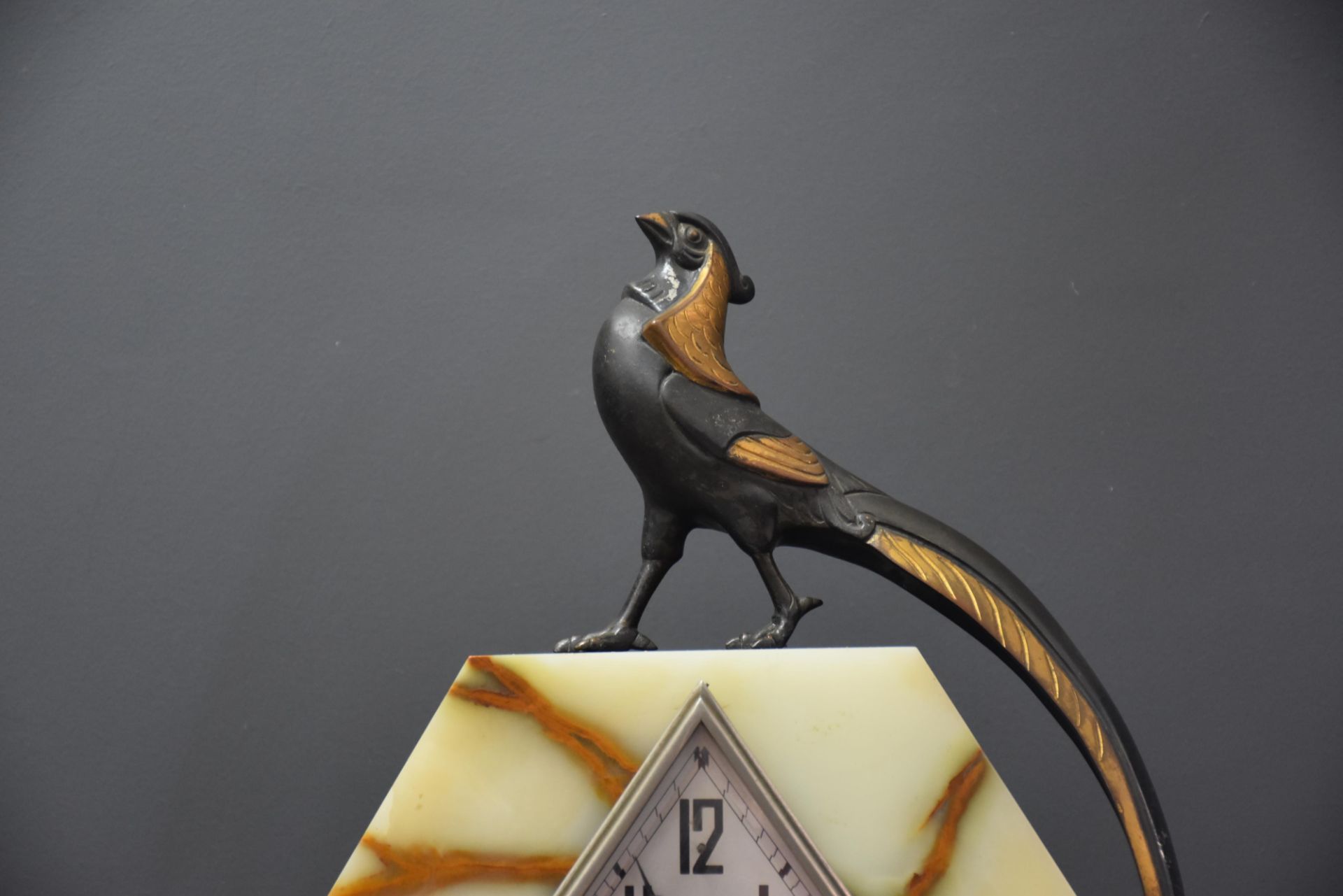 Maurice FRÉCOURT (1890-1961) Art deco clock with a peacock. Bronze, onyx and marble circa 1930 No - Image 3 of 4