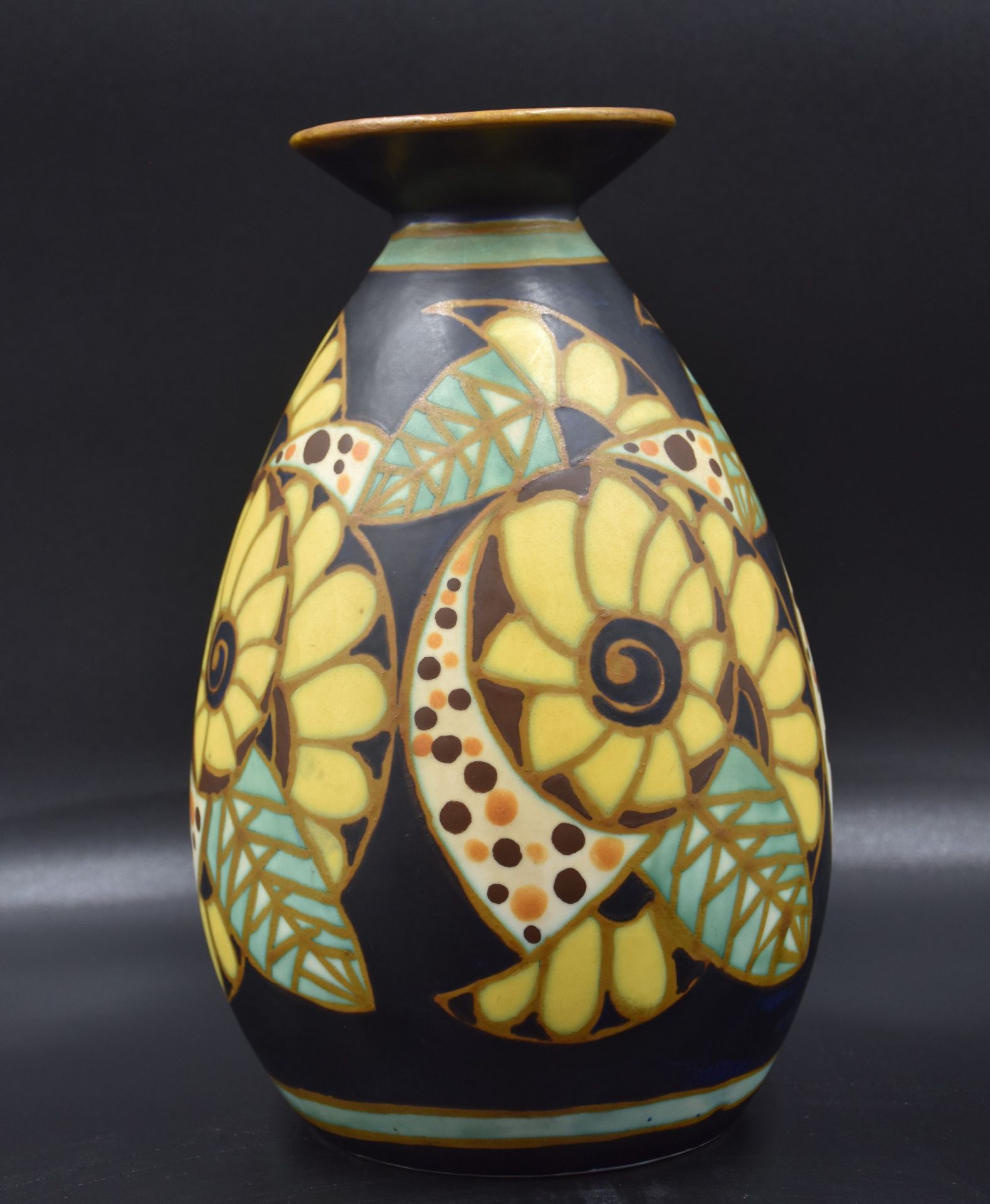 Boch Kéramis vase with a mat finish of stylized flowers. Monogram Léon Lambillotte. D 1084. Height :