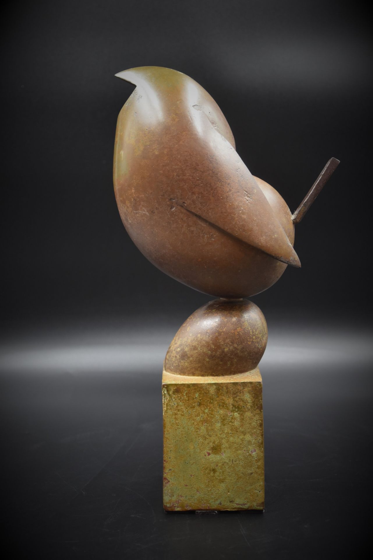 J. COENEN (1945) Stylized chick in bronze. Ht : 38 cm. - Bild 2 aus 4